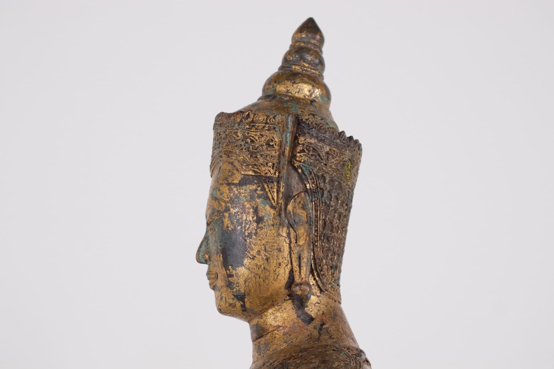 Bouddha ancien en bronze doré de style Ayutthaya profil visage