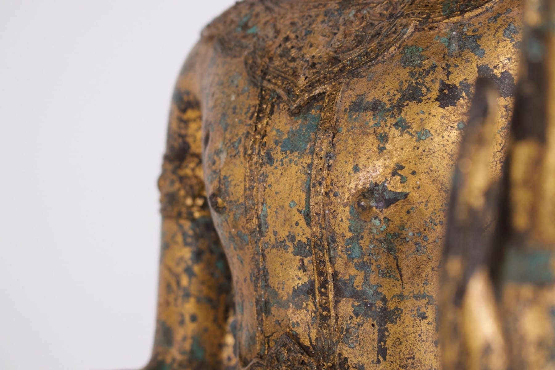 Bouddha ancien en bronze doré de style Ayutthaya détail des parures