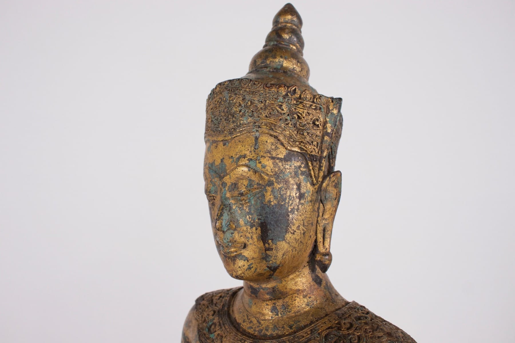 Visage de Bouddha ancien en bronze doré de style Ayutthaya