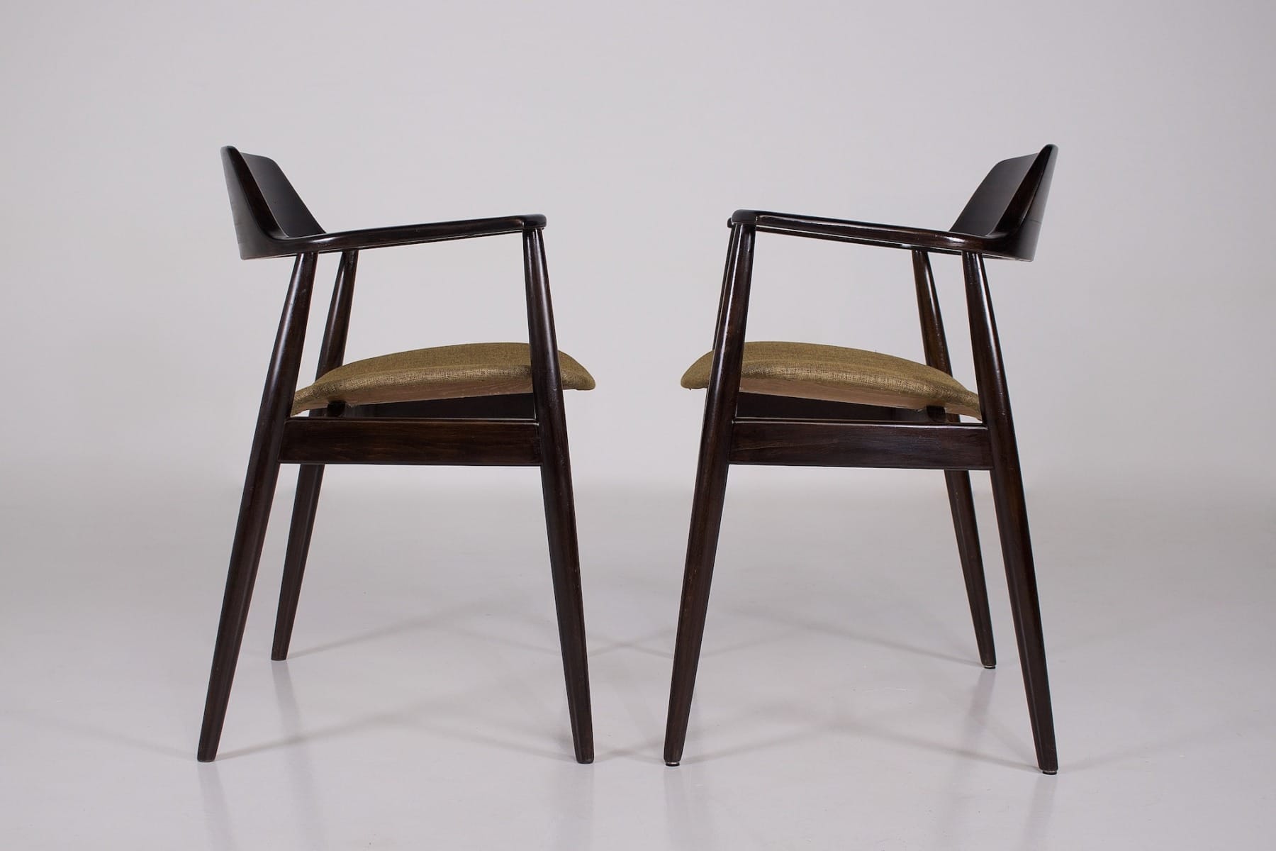 Une vue de profil des fauteuils Hartmut lohmeyer