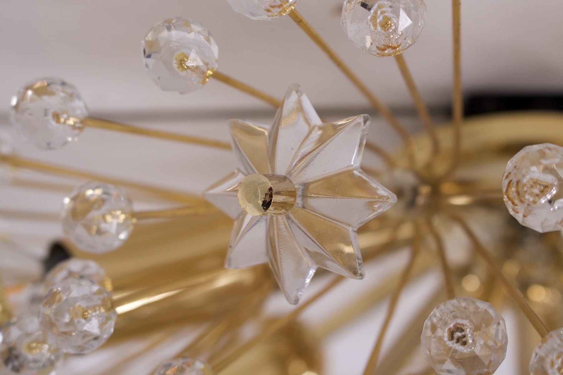 Le coeur des fleurs en laiton du luminaire Stejnar