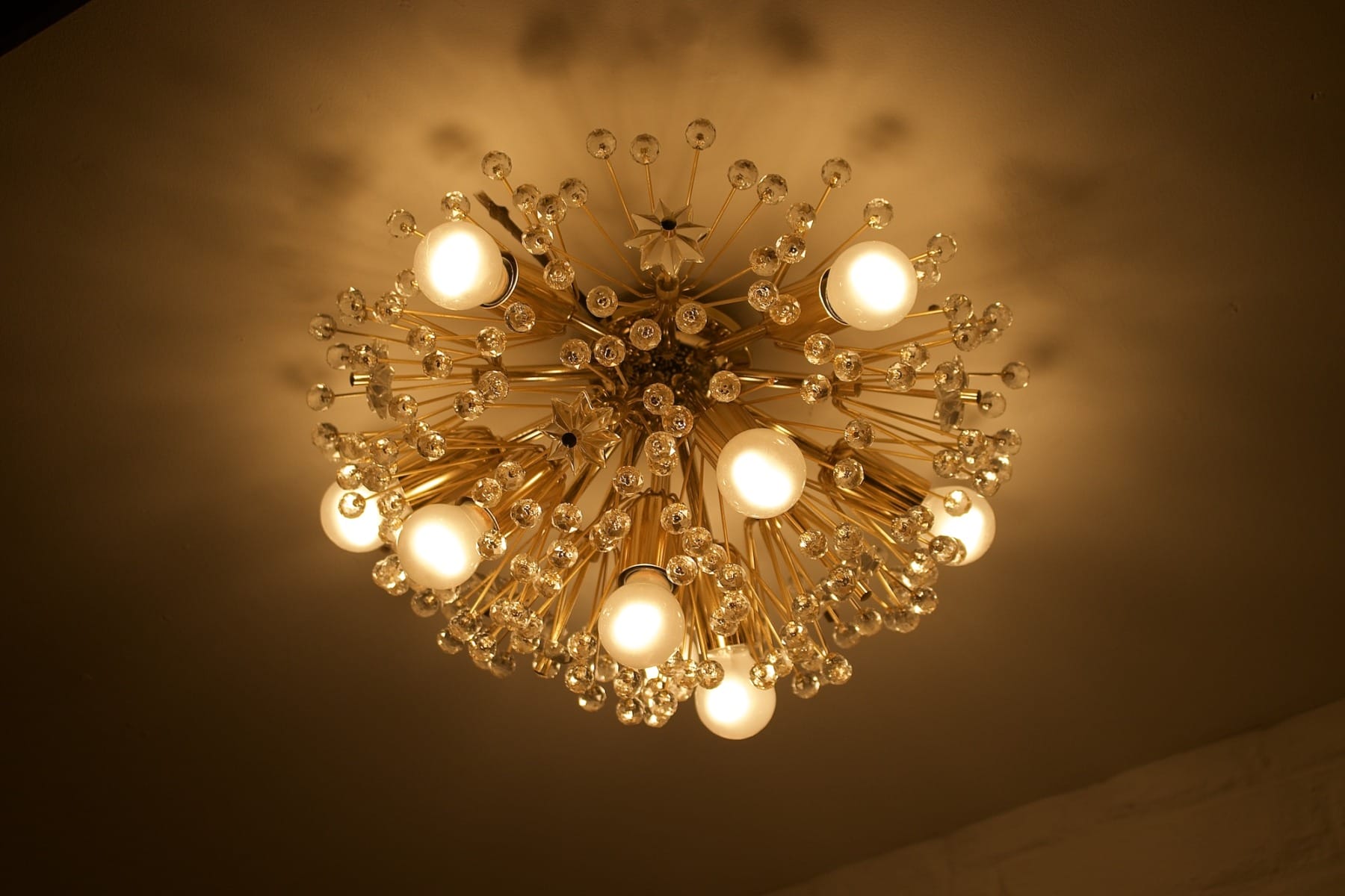 Plafonnier ou applique pissenlit d' Emil Stejnar éclairé, vue contre-plongée