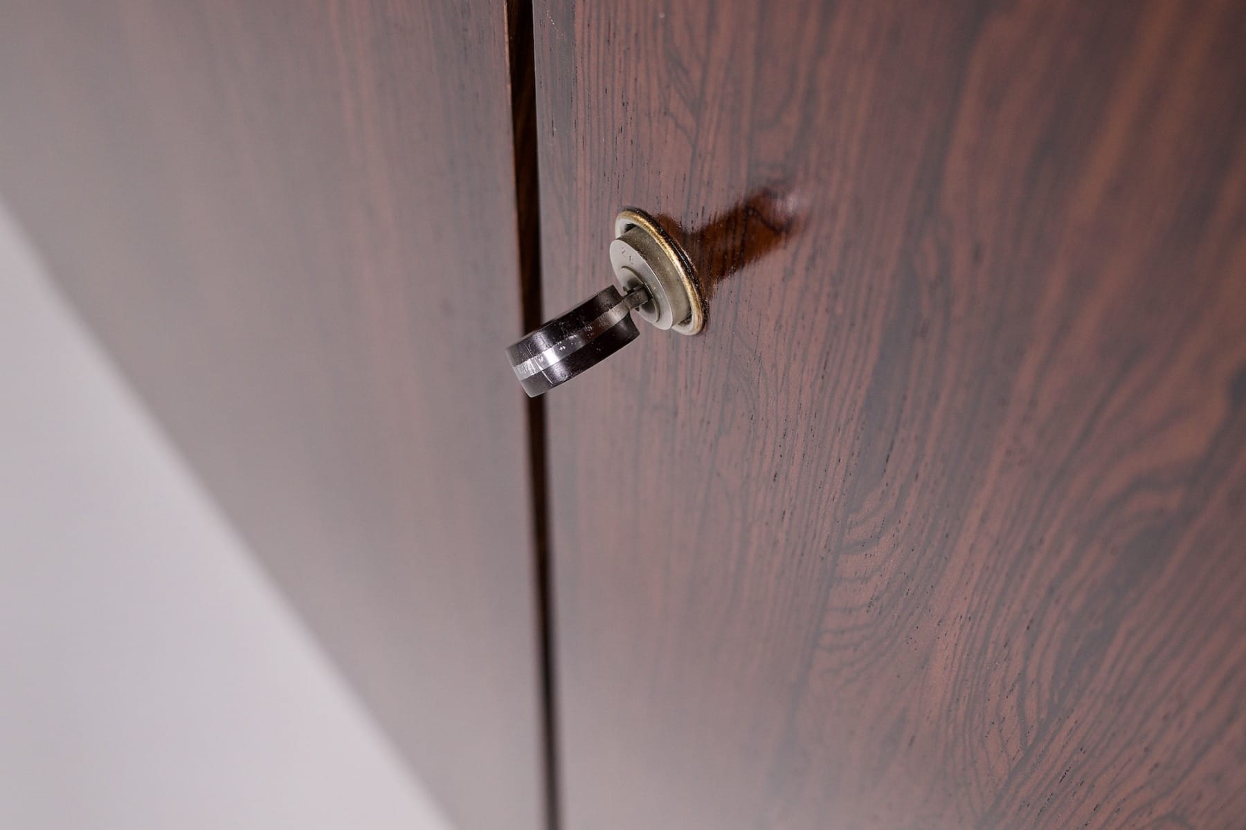 Une des clés de l'armoire Moderniste en palissandre