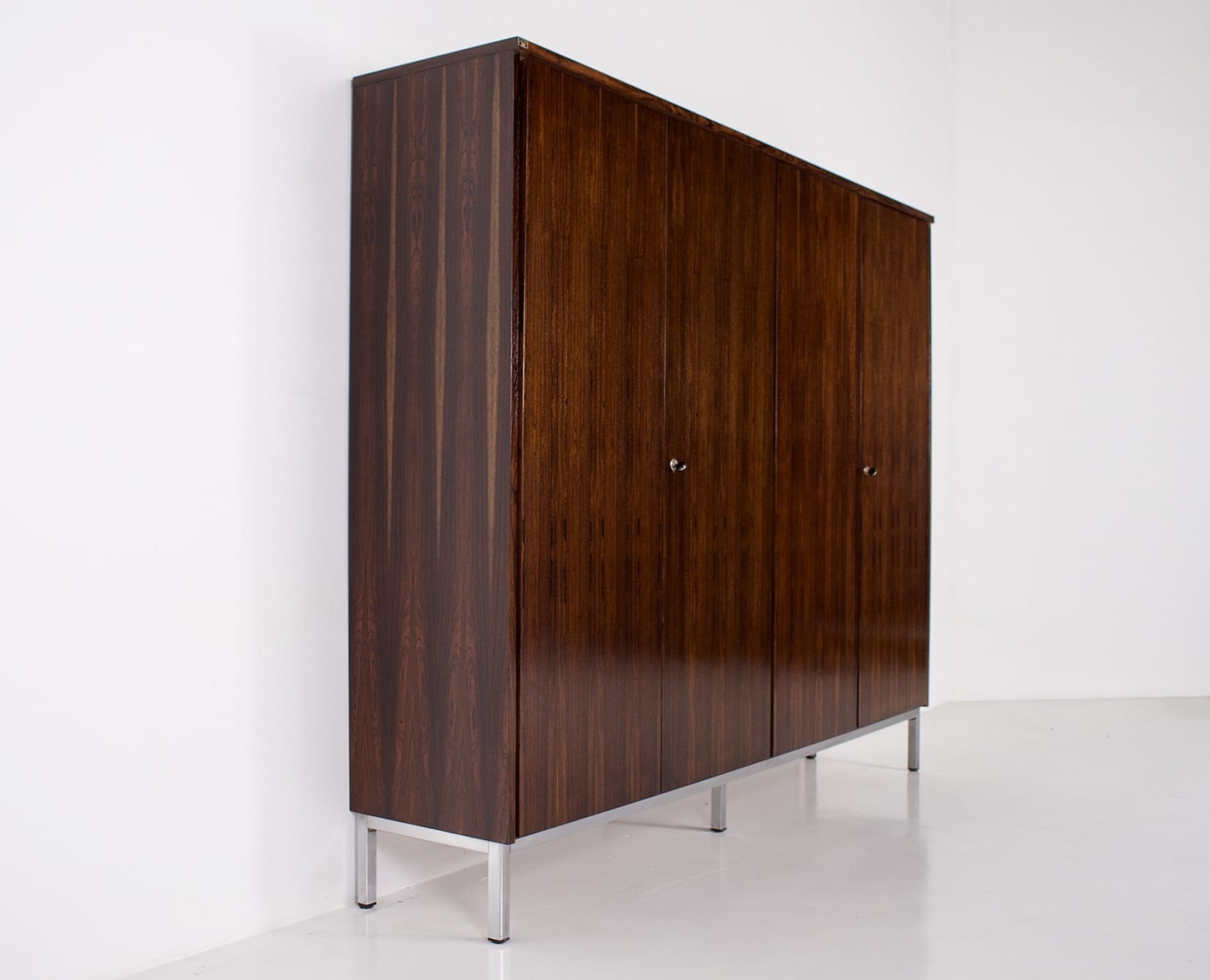 Le profil droit de l'armoire Moderniste en palissandre