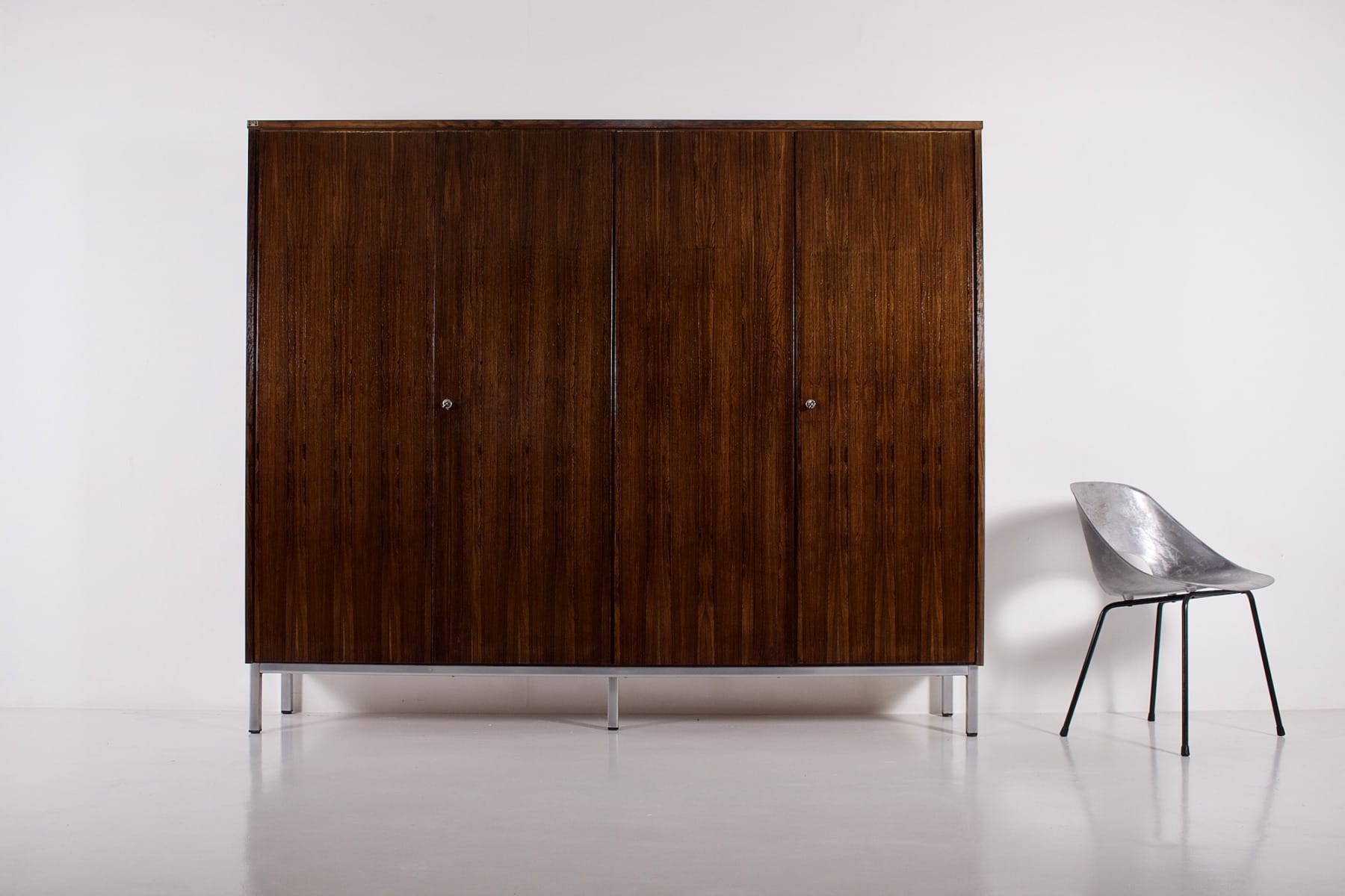 Une idée de la taille de l'armoire Moderniste en Plaissandre