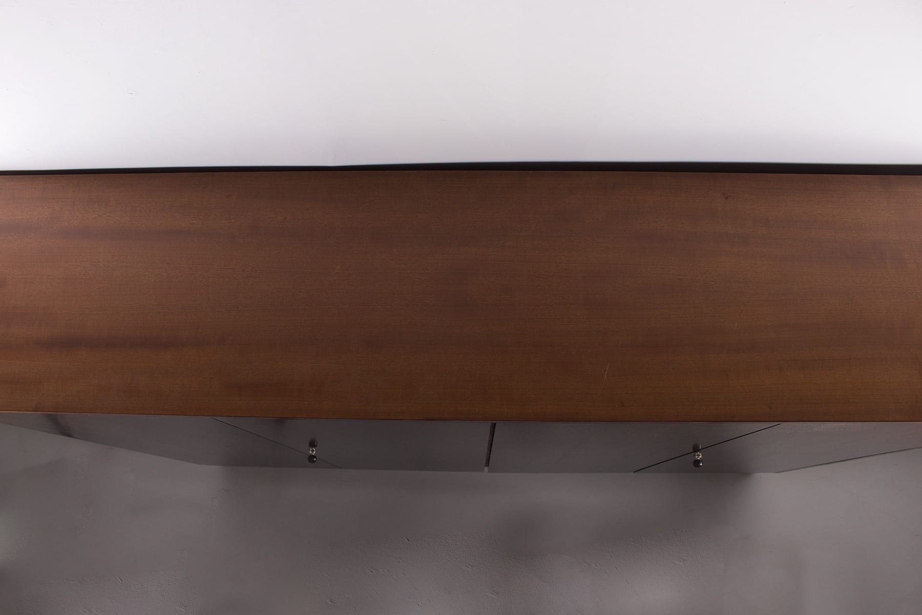 Le très bel état du dessus de l'armoire en palissandre