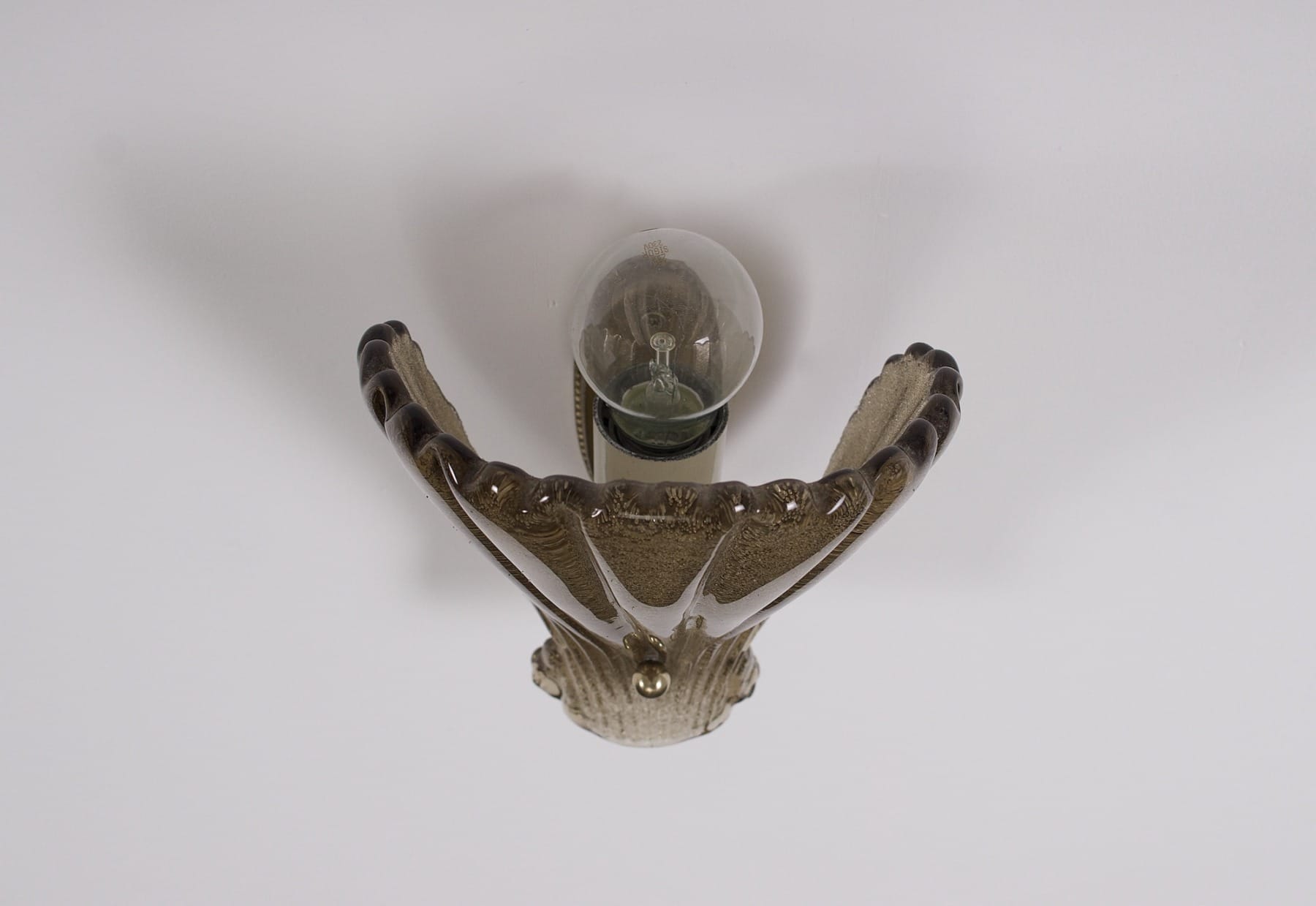 Vue plongée d'une des appliques Barrovier Toso éteinte et son ampoule