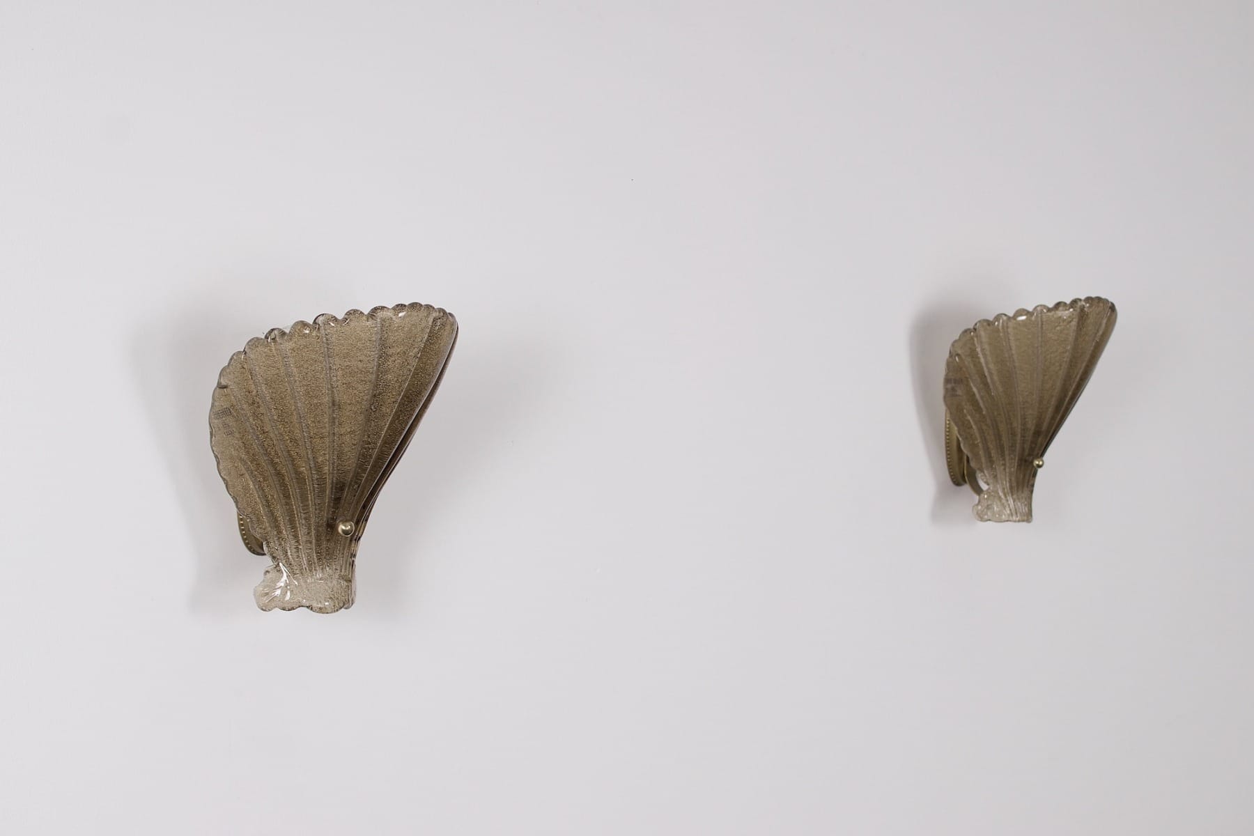 Une vue de profil des appliques Barovier Toso éteinte