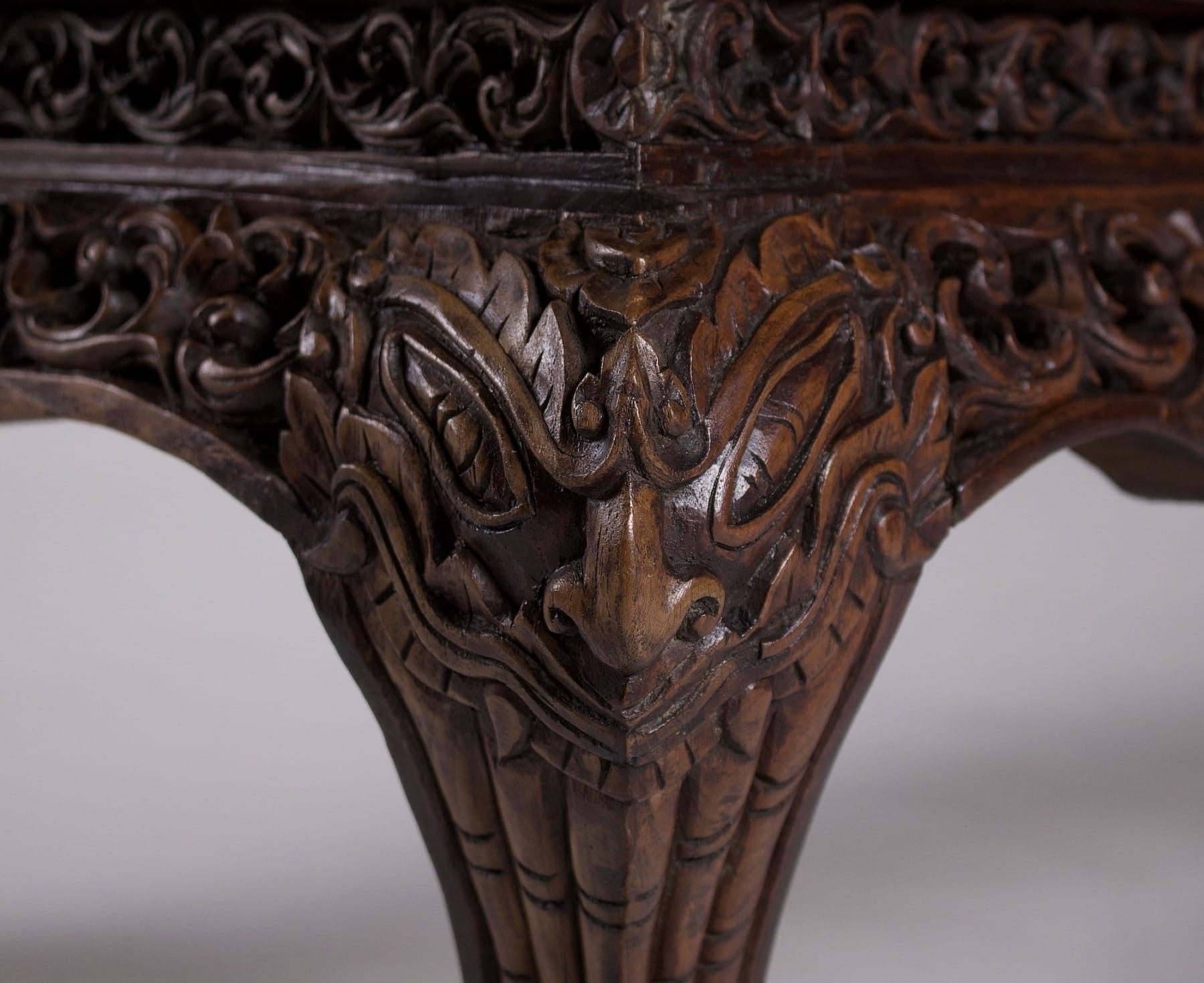 Gros plan d'un détail d'un des pieds de la table birmane ancienne de la collection Claude de Marteau