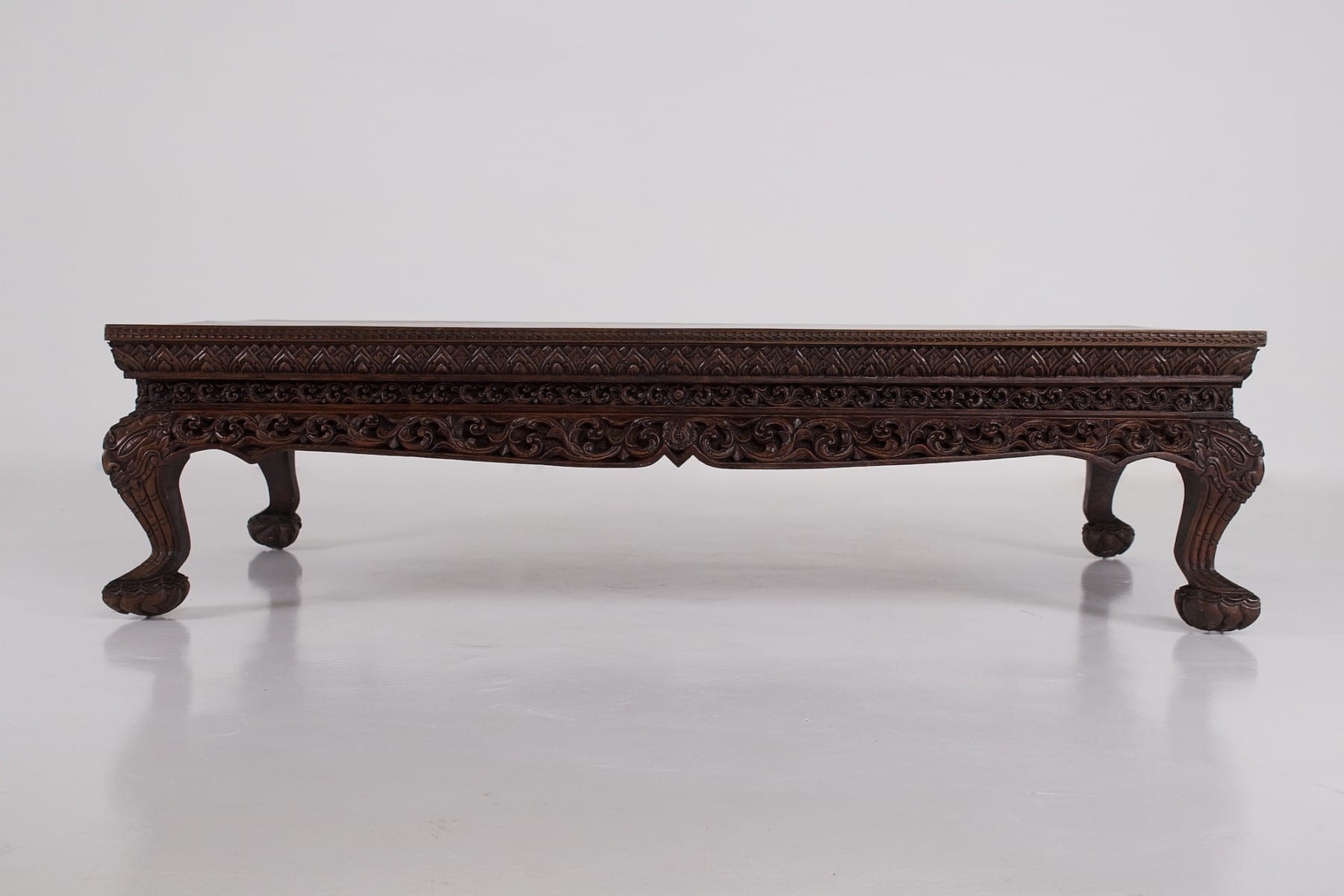 La table basse ancienne birmane vue de profil