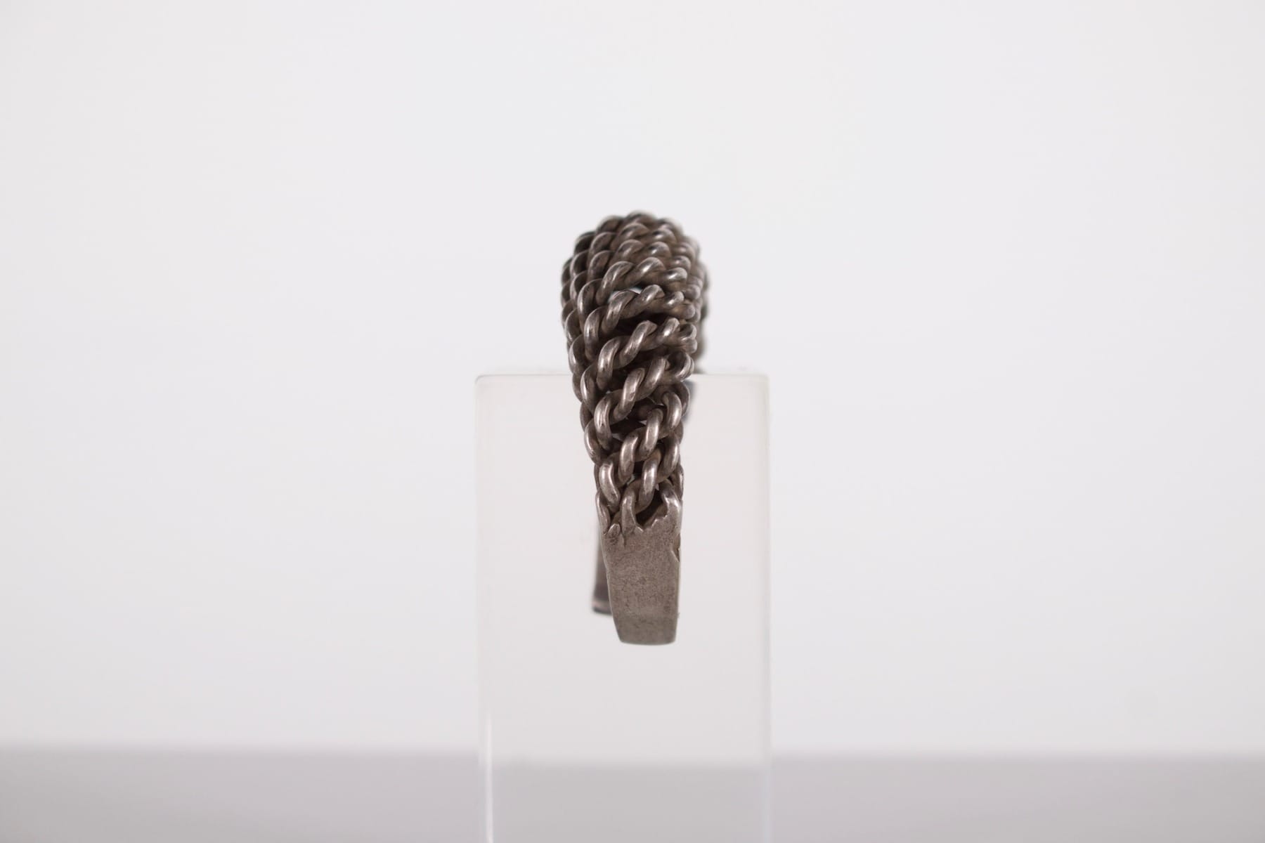 Ancien bracelet torque Akha en argent torsadé, peuple des Collines, vue de profil