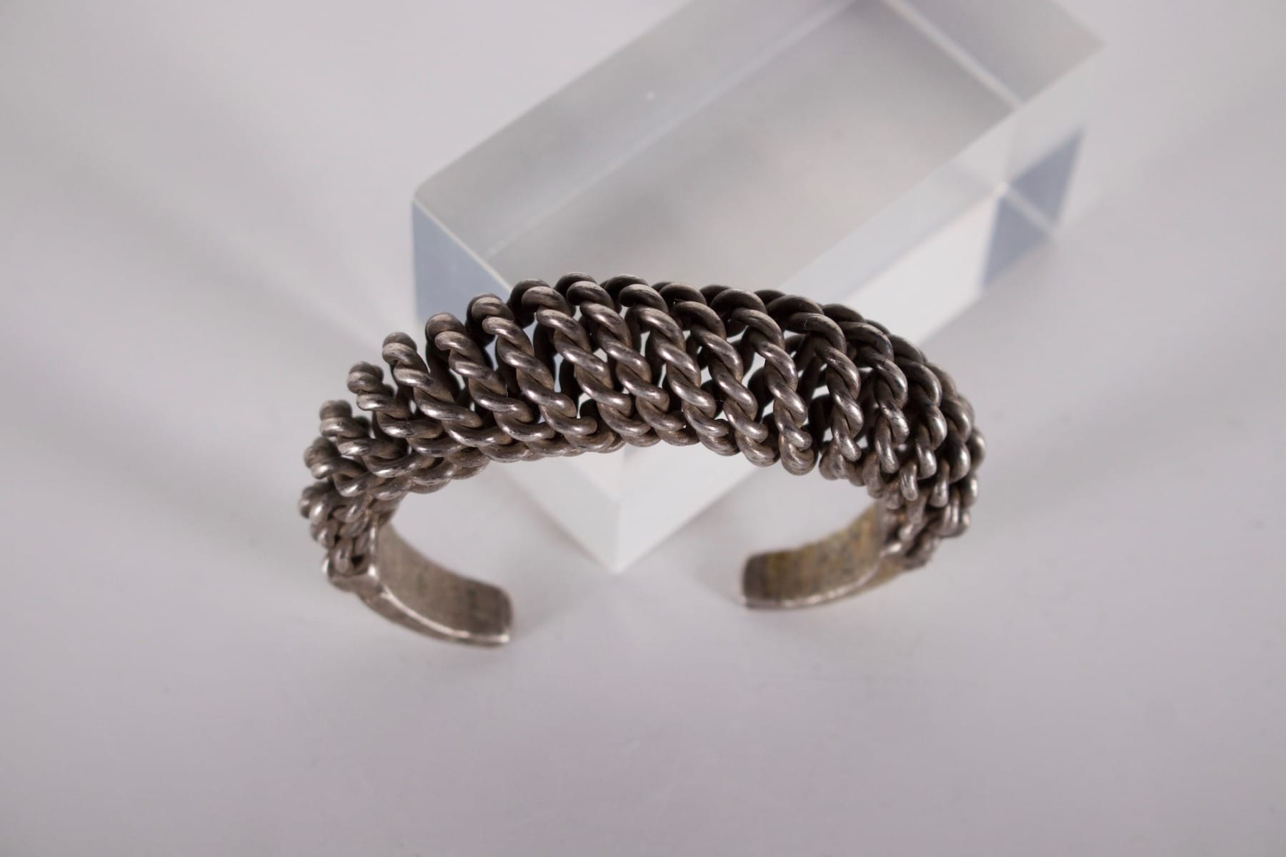 Ancien bracelet torque Akha en argent torsadé, peuple des Collines vue de dessus
