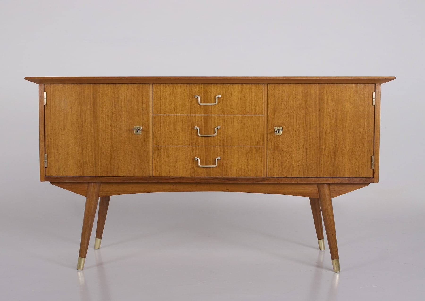 Le buffet Moderniste pieds compas laiton vu de face