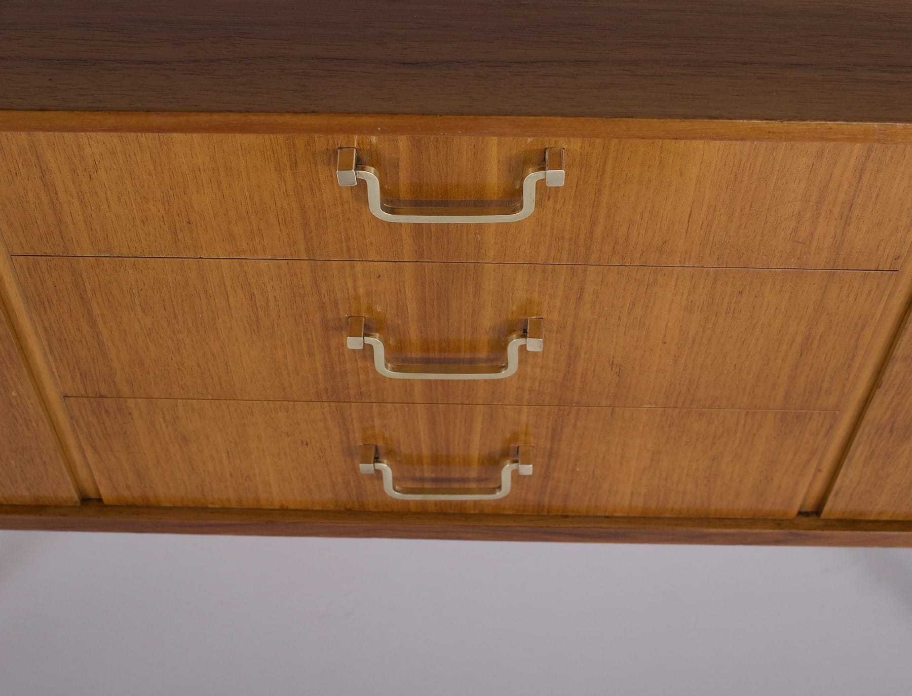 Les poignées en laiton des tiroirs du buffet Moderniste