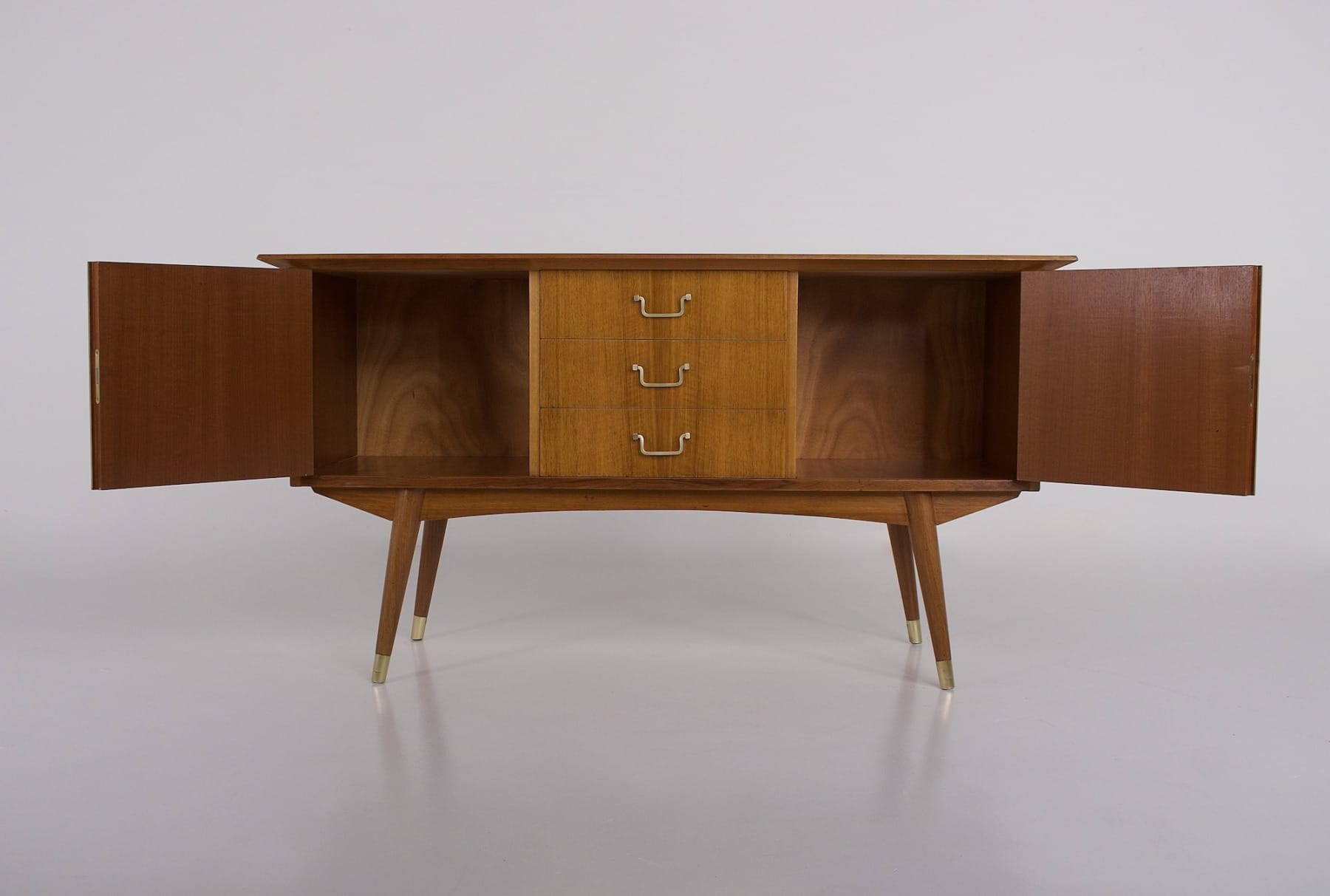 Une vue de l'intérieur du buffet Moderniste pieds compas laiton