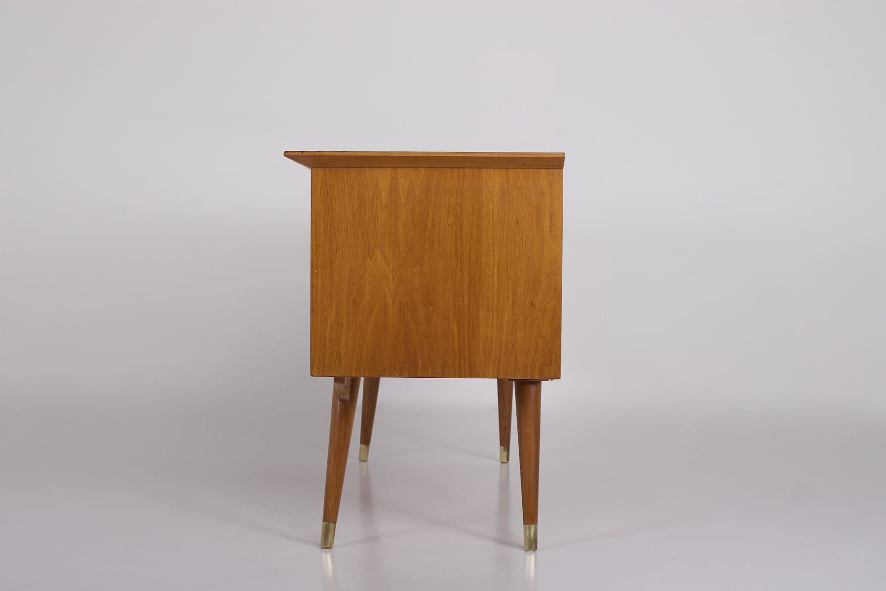 Un profil du buffet Moderniste