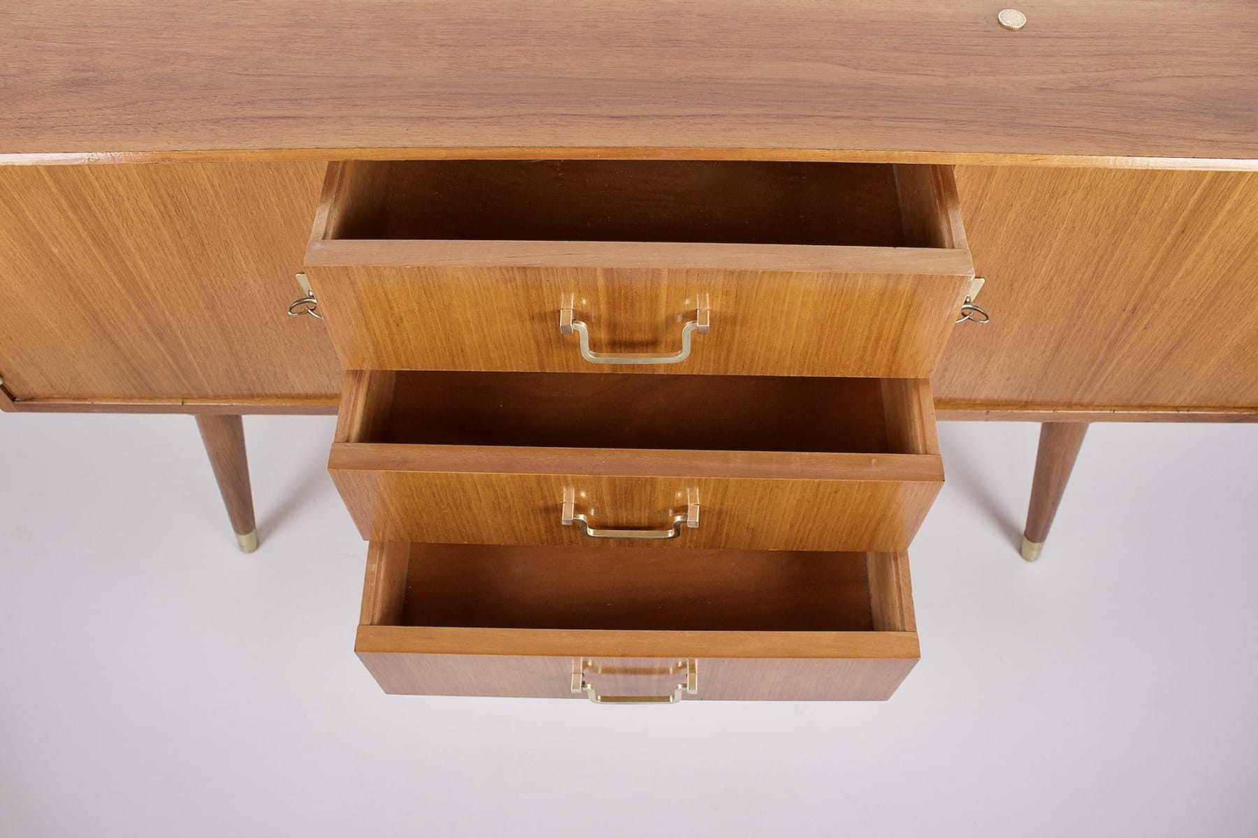 L'intérieur des tiroirs du buffet Moderniste