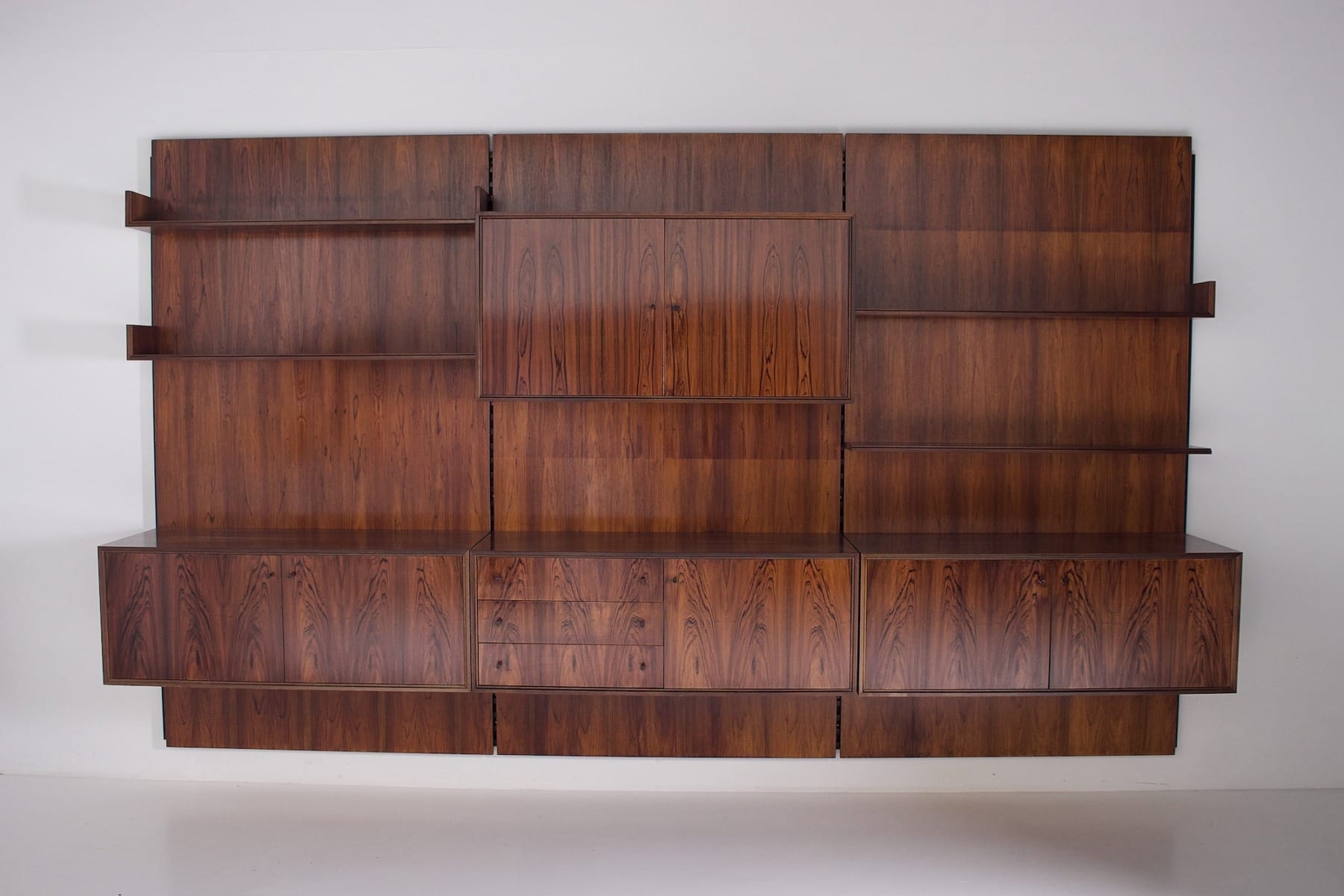 Etagère murale Wall Unit en palissandre, de face