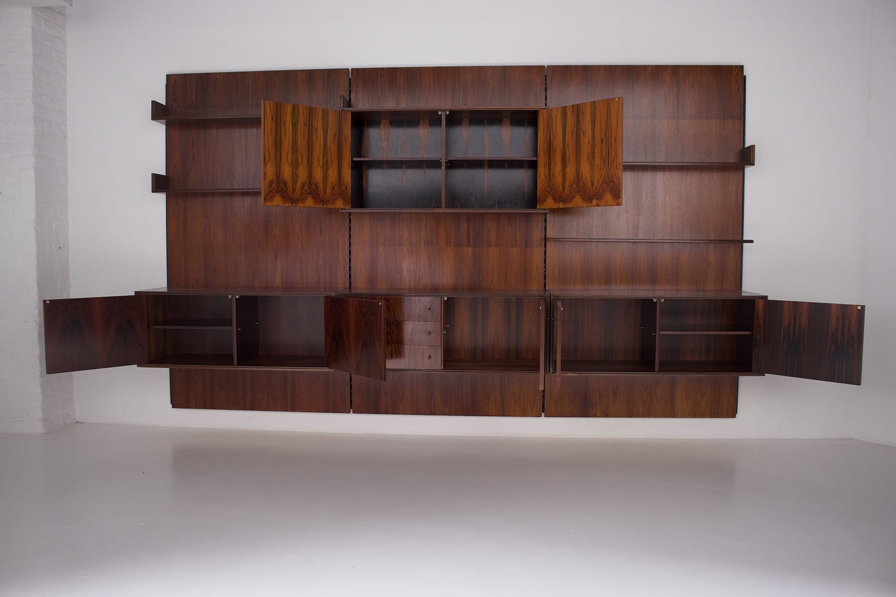 Une vue de l'intérieur des caissons de l'étagère murale en palissandre