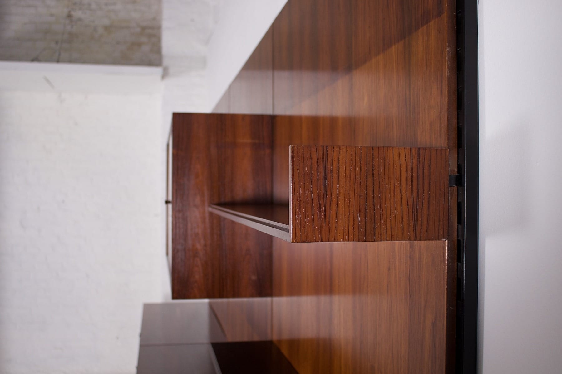 Une planche à rebord de l'étagère murale en palissandre