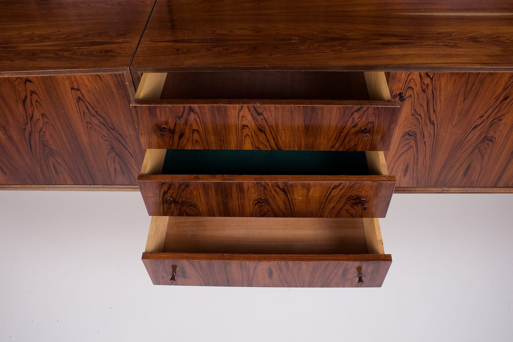 L'intérieur des 3 tiroirs de l'étagère murale ne palissandre