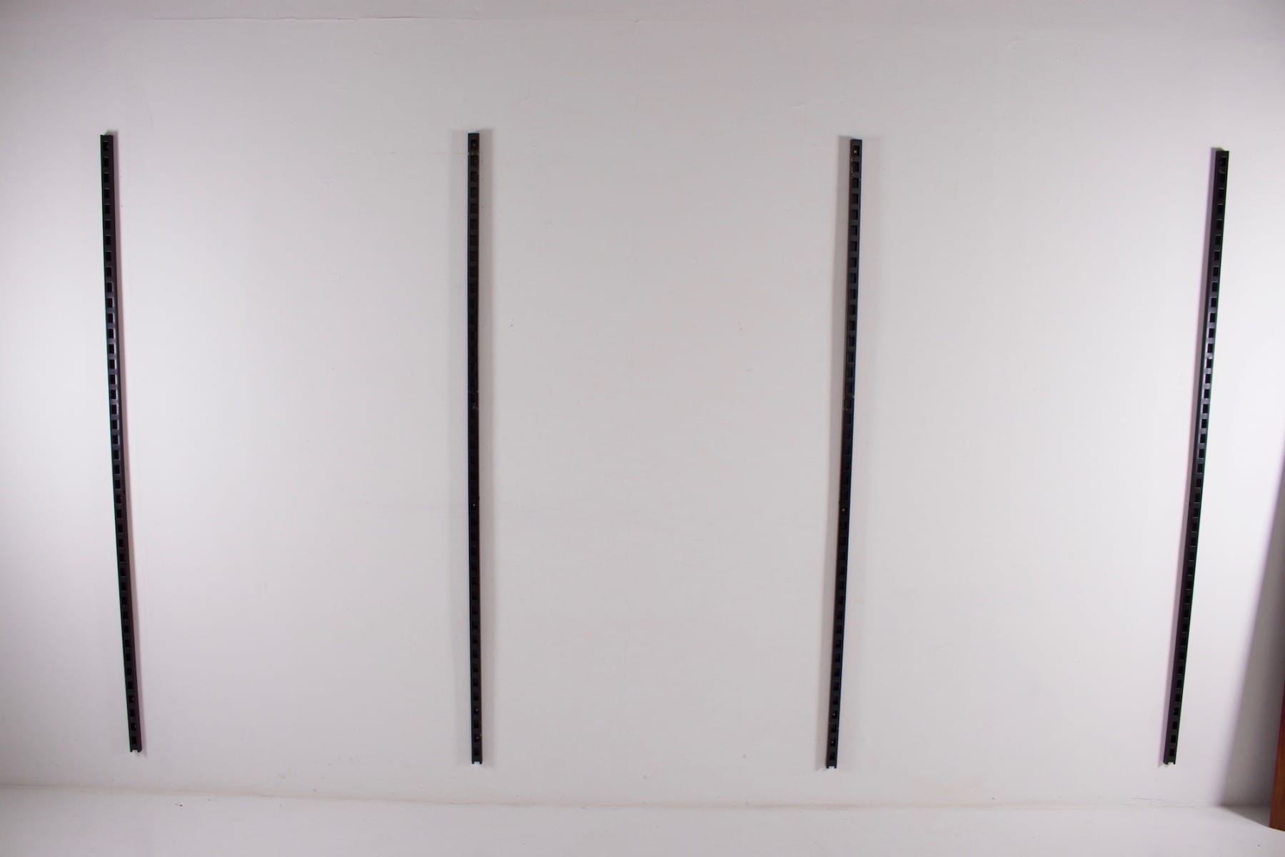 Les crémaillères d'accrochage en acier de l'étagère murale Idee Möbel