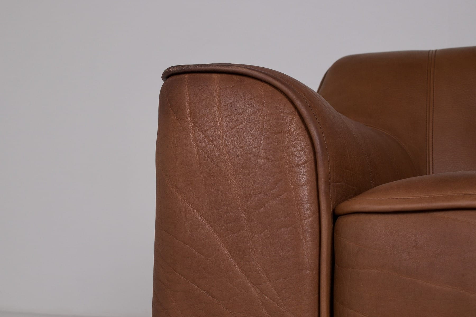 La très belle patine du cuir du fauteuil de Sede