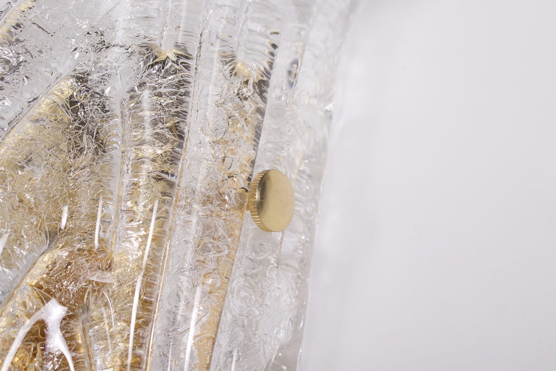 Une vis en laiton d'une applique murales acanthe Ice Glass