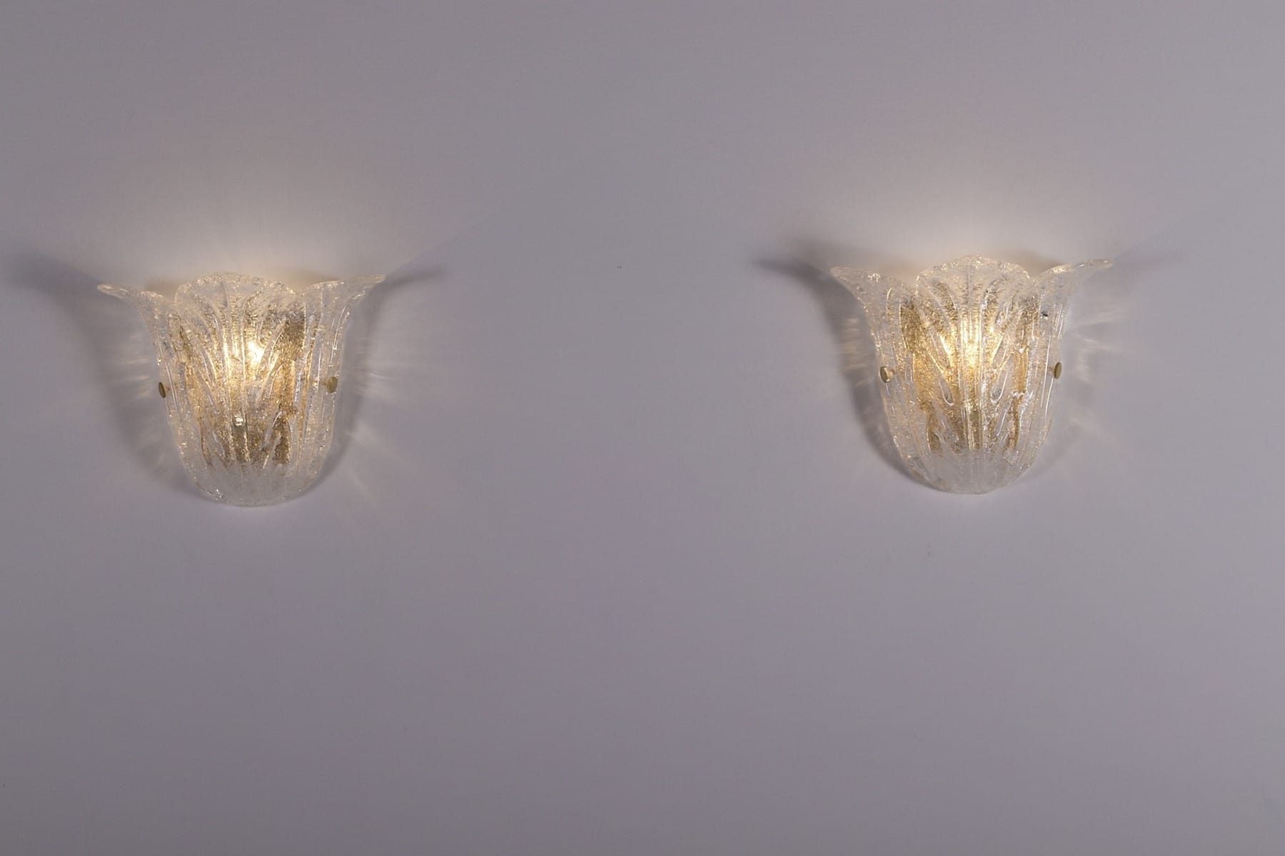 Paire appliques murales acanthes Ice Glass laiton Murano éclairées, de face