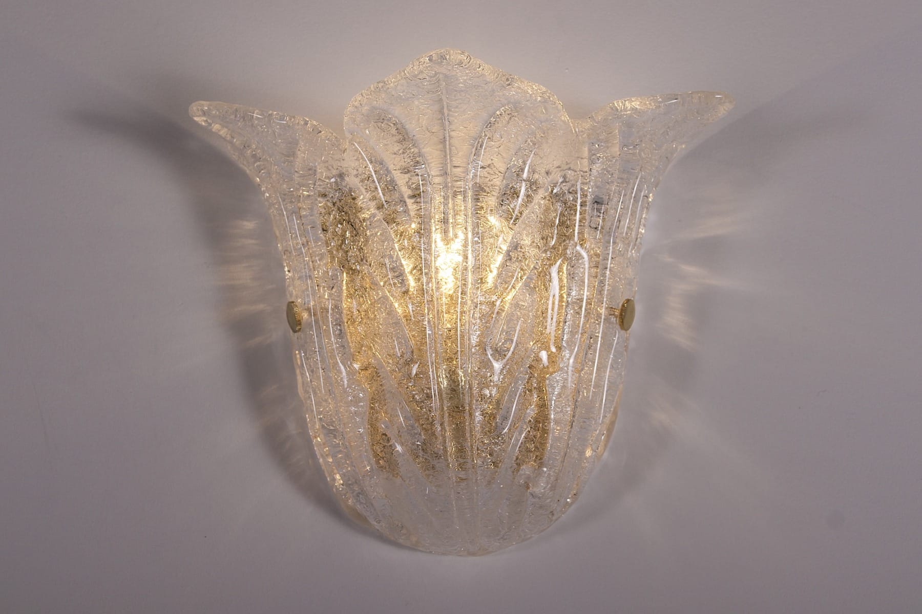 Une des appliques murales acanthes Ice Glass laiton Murano éclairée