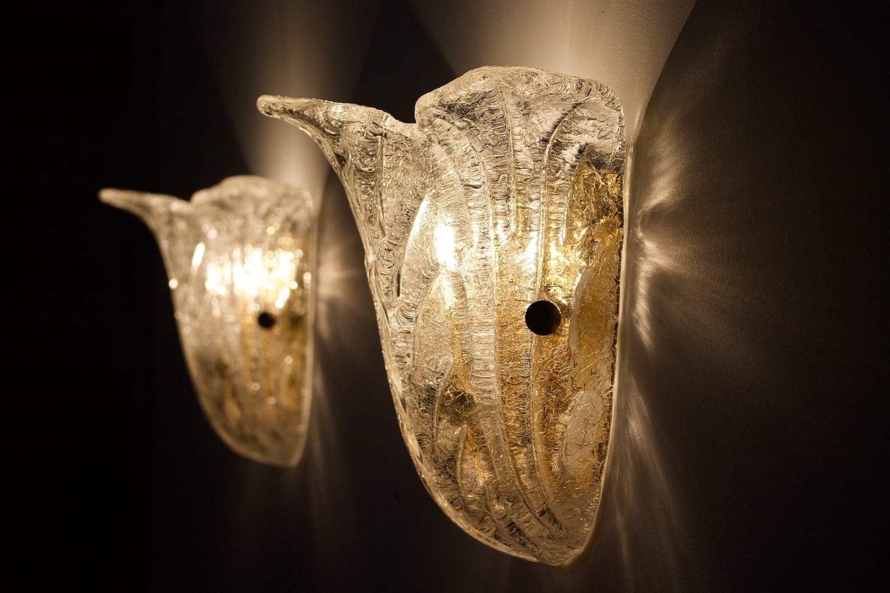 Paire appliques murales acanthes Ice Glass laiton Murano éclairées, de profi