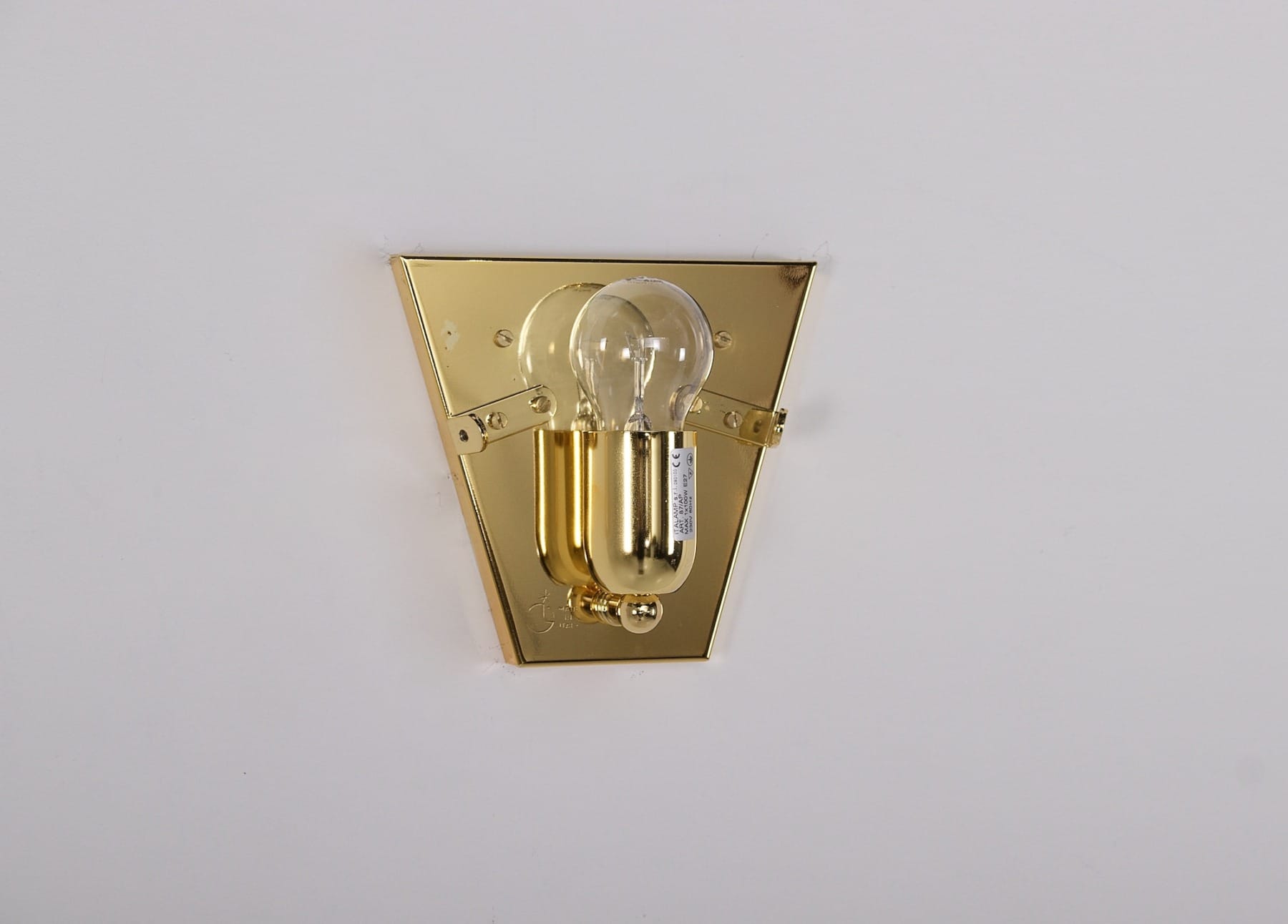 Le support en laiton d'une applique acanthe