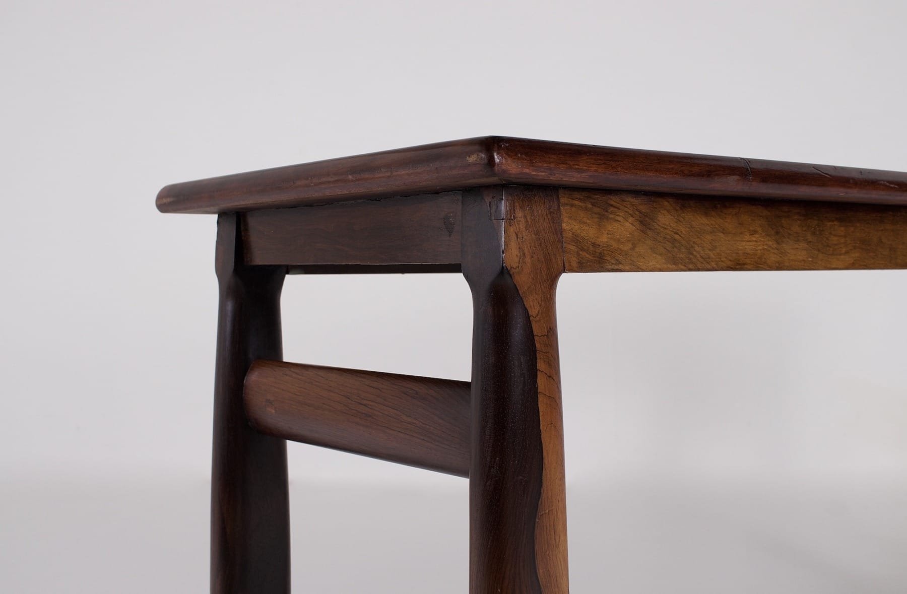 Un des côtés de la console montre la flamme du palissandre