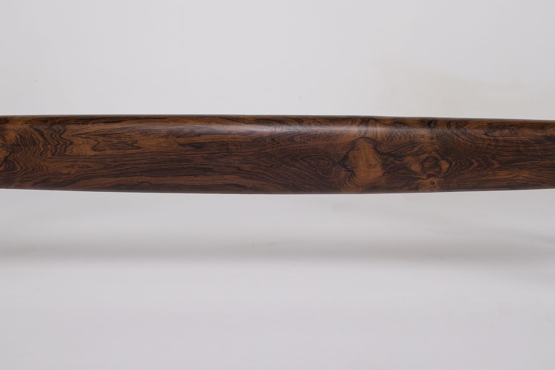 Le pied de la console, gros plan de la flamme du palissandre