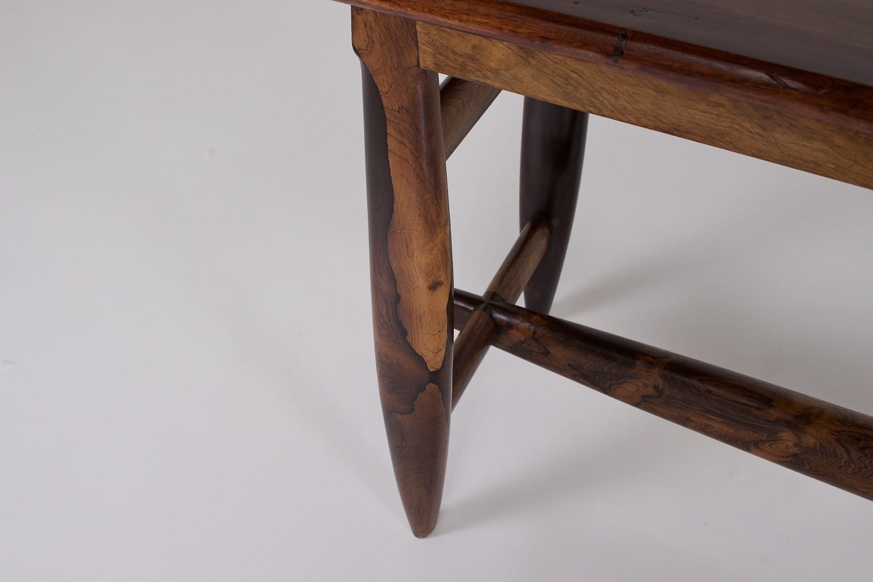 Un des pieds de la console en palissandre style Sergio Rodriguez