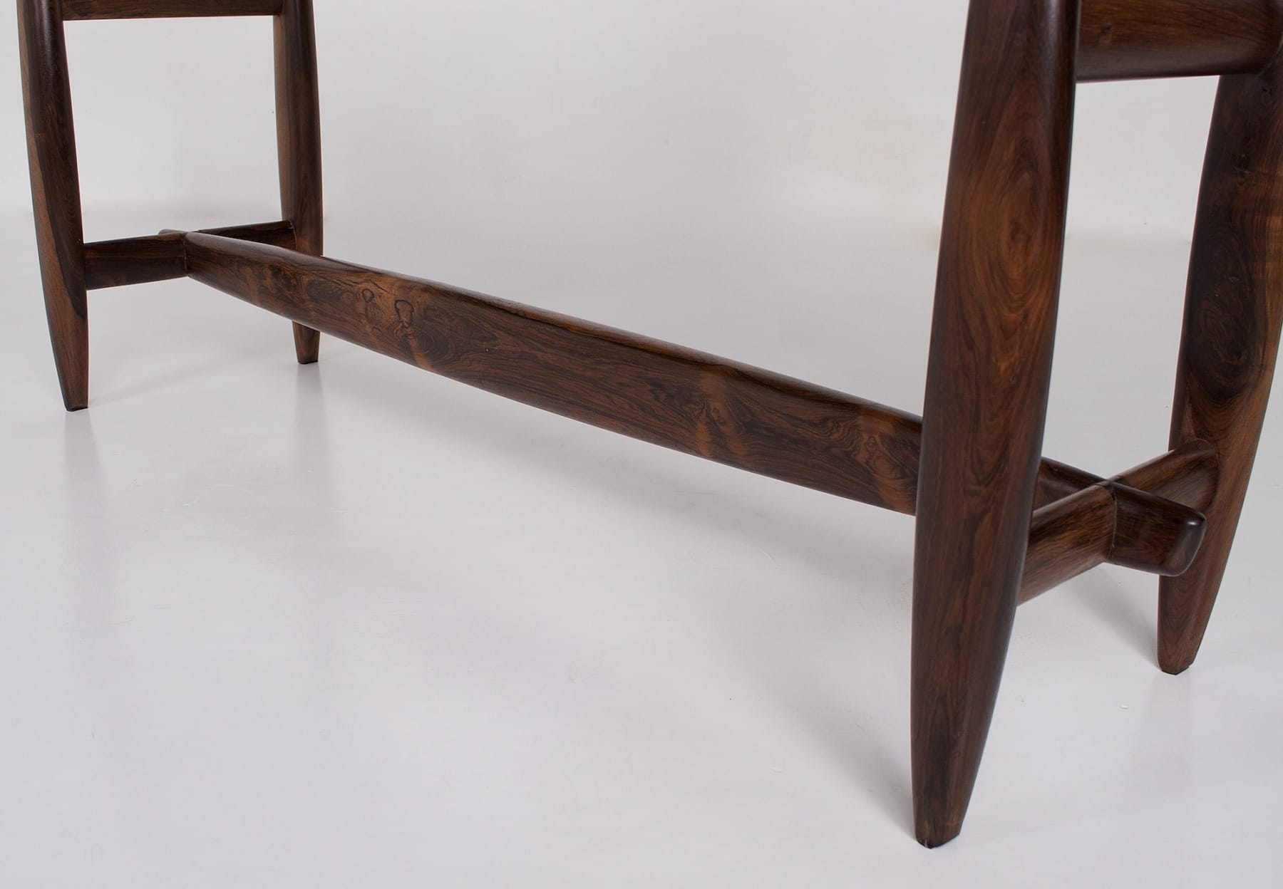 Forme oblongue du pied de la console palissandre style Sergio Rodriguez