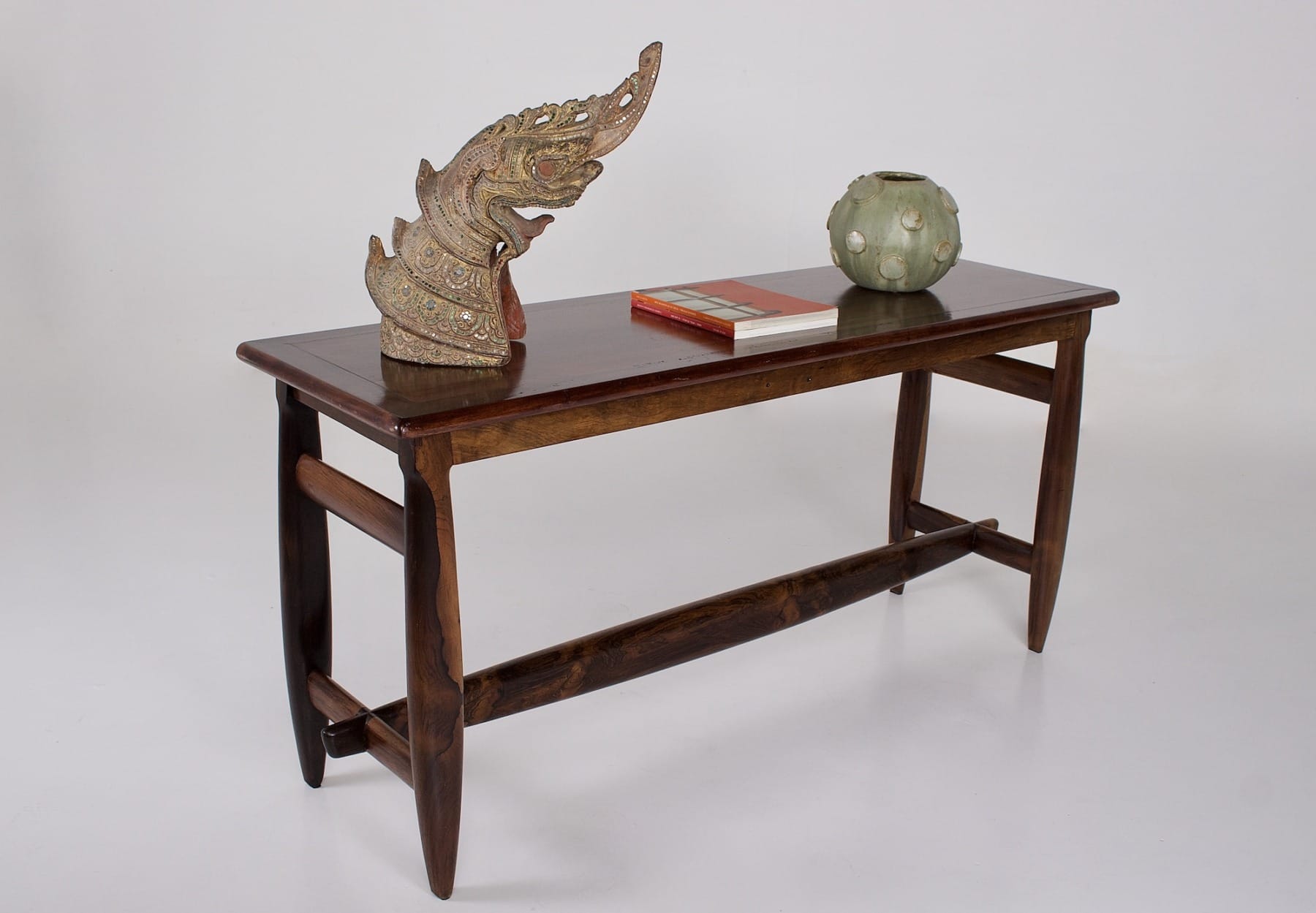 La console, un vase, des magazines, un Nagua ThaÏ