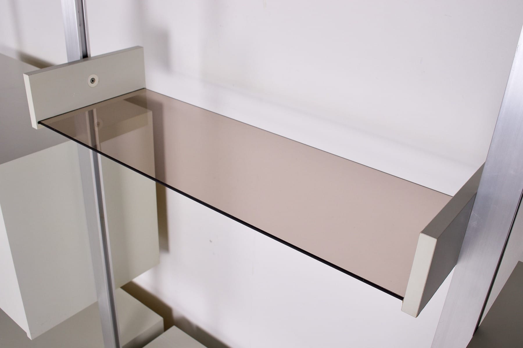 Une étagère en verre fumé