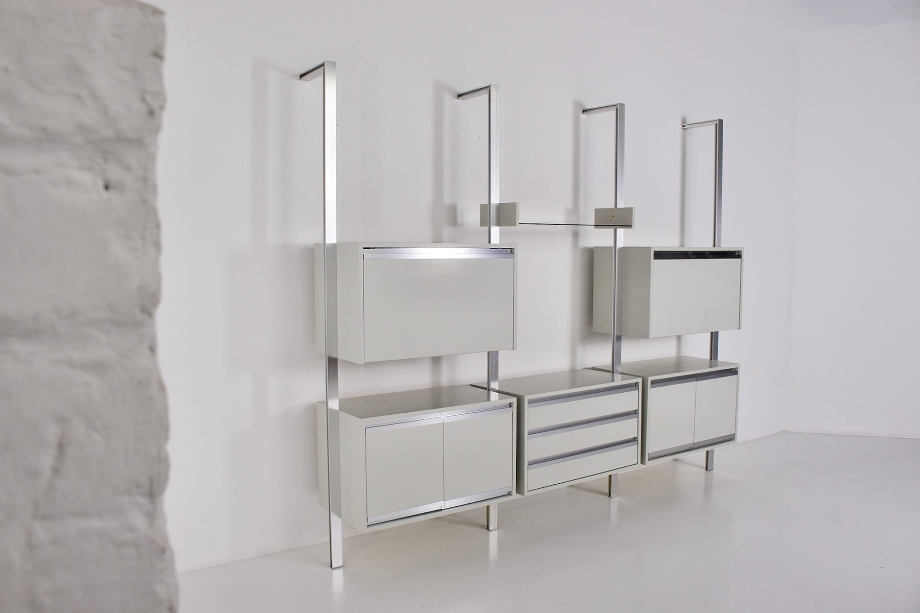 Le profil droit de l'étagère bibliothèque Ducaroy, Ligne Roset