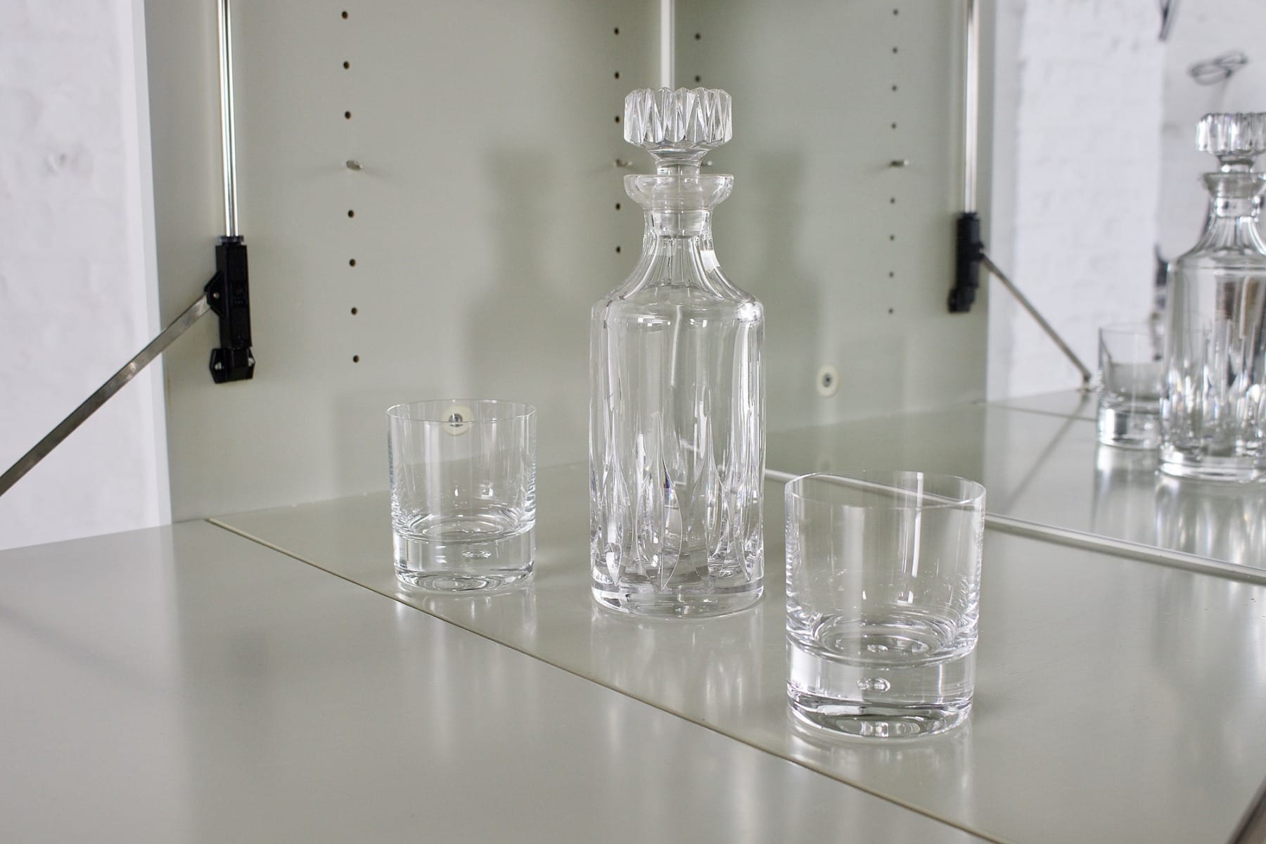 L'intérieur de la partie bar de l'étagère Ducaroy