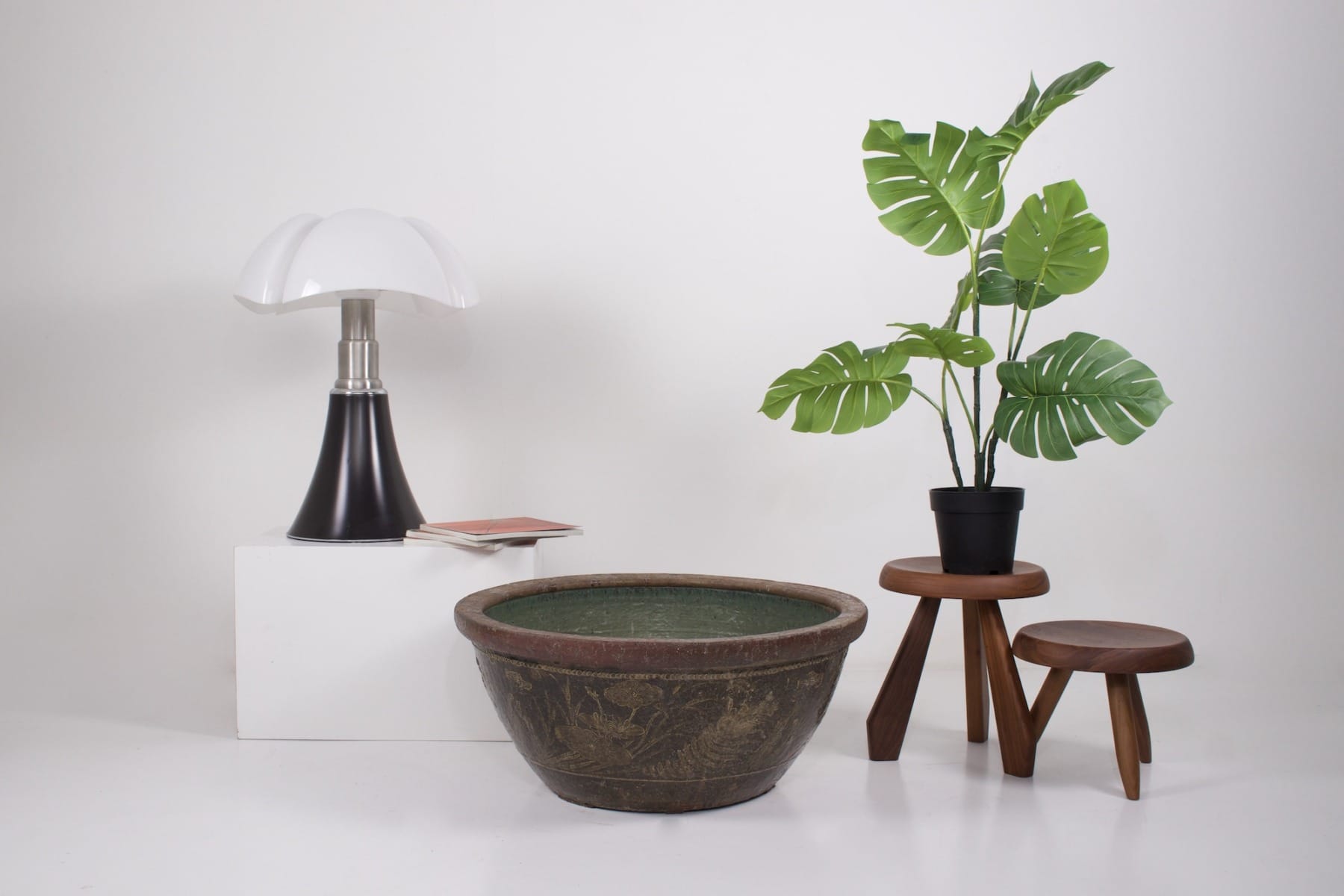 Vasque aquarium de Martaban avec lampe pipistrello et tabourets en bois Perriand.