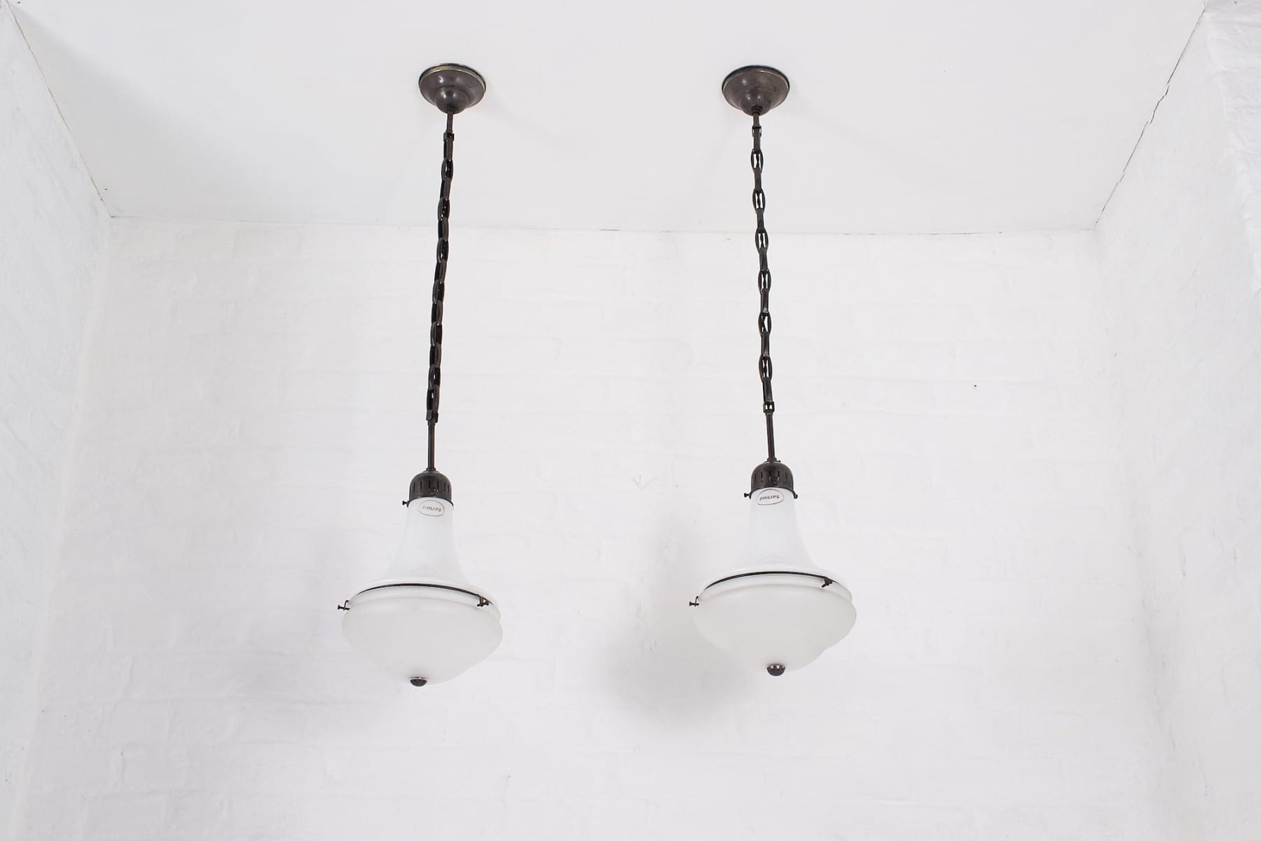 La paire de lampes Philips,vue sur toute la hauteur, éteintes.