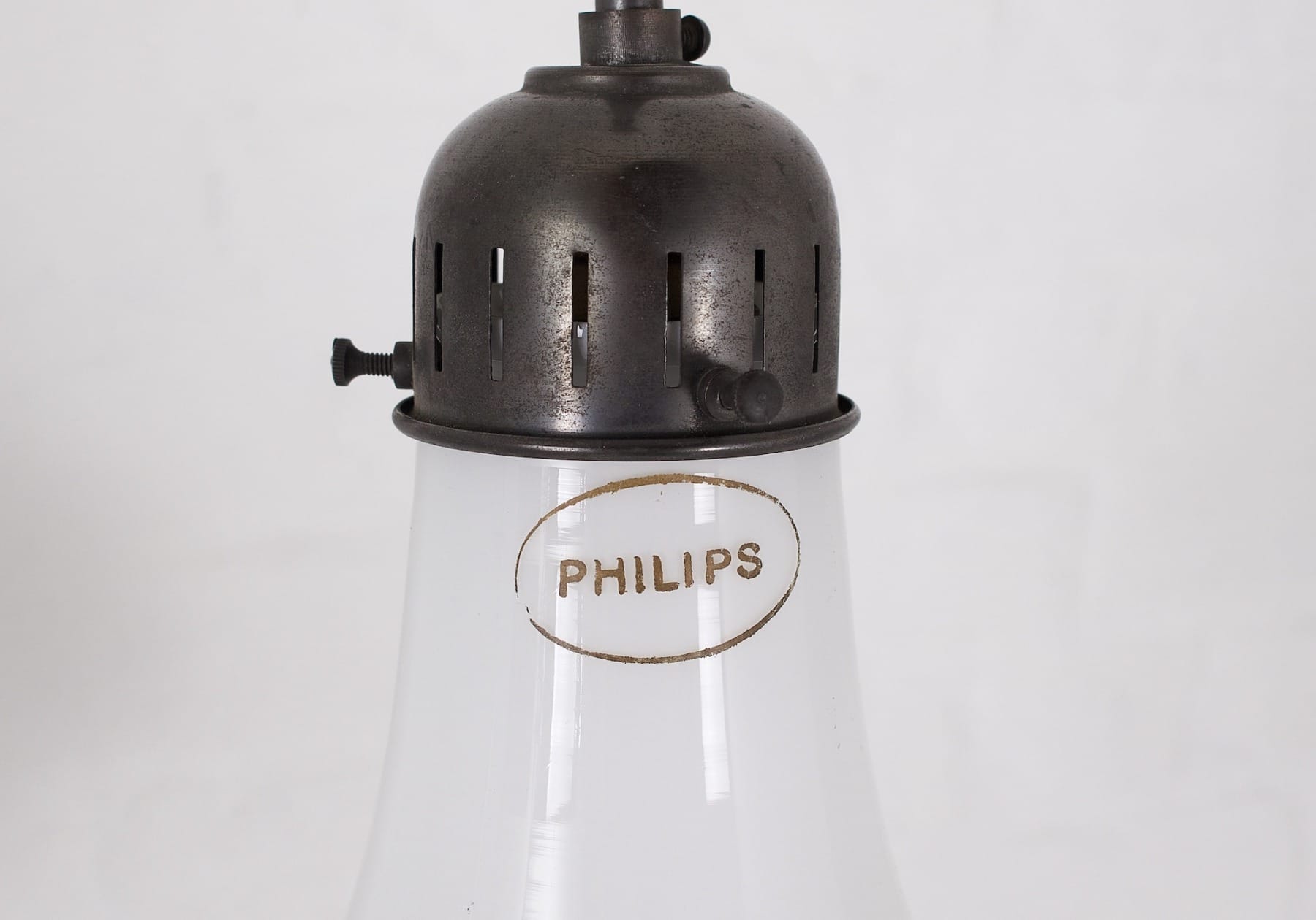 la marque de l'éditeur Philips peinte sur le verre opalin.