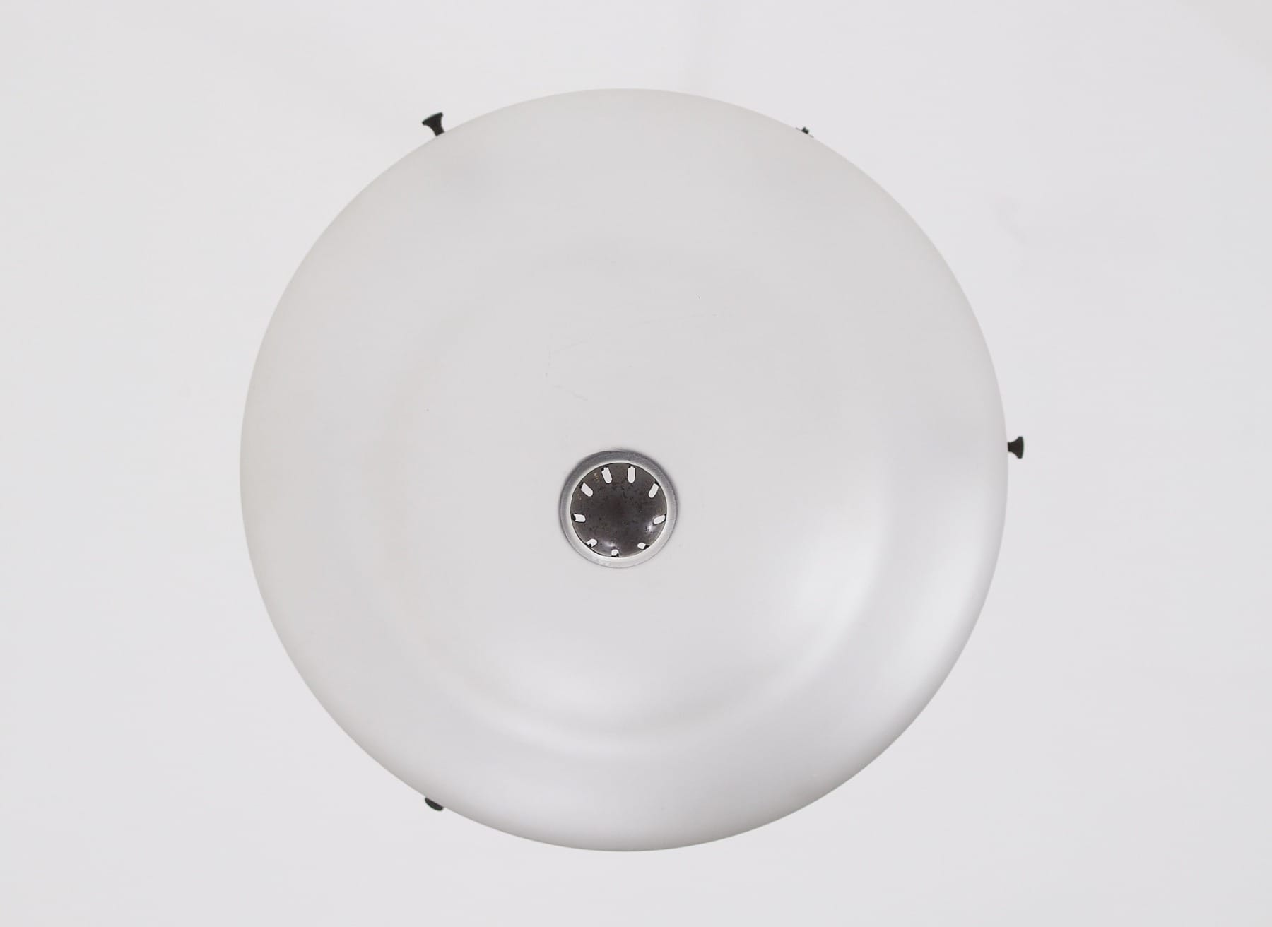 Une des lampes éteinte, vue d’en dessous