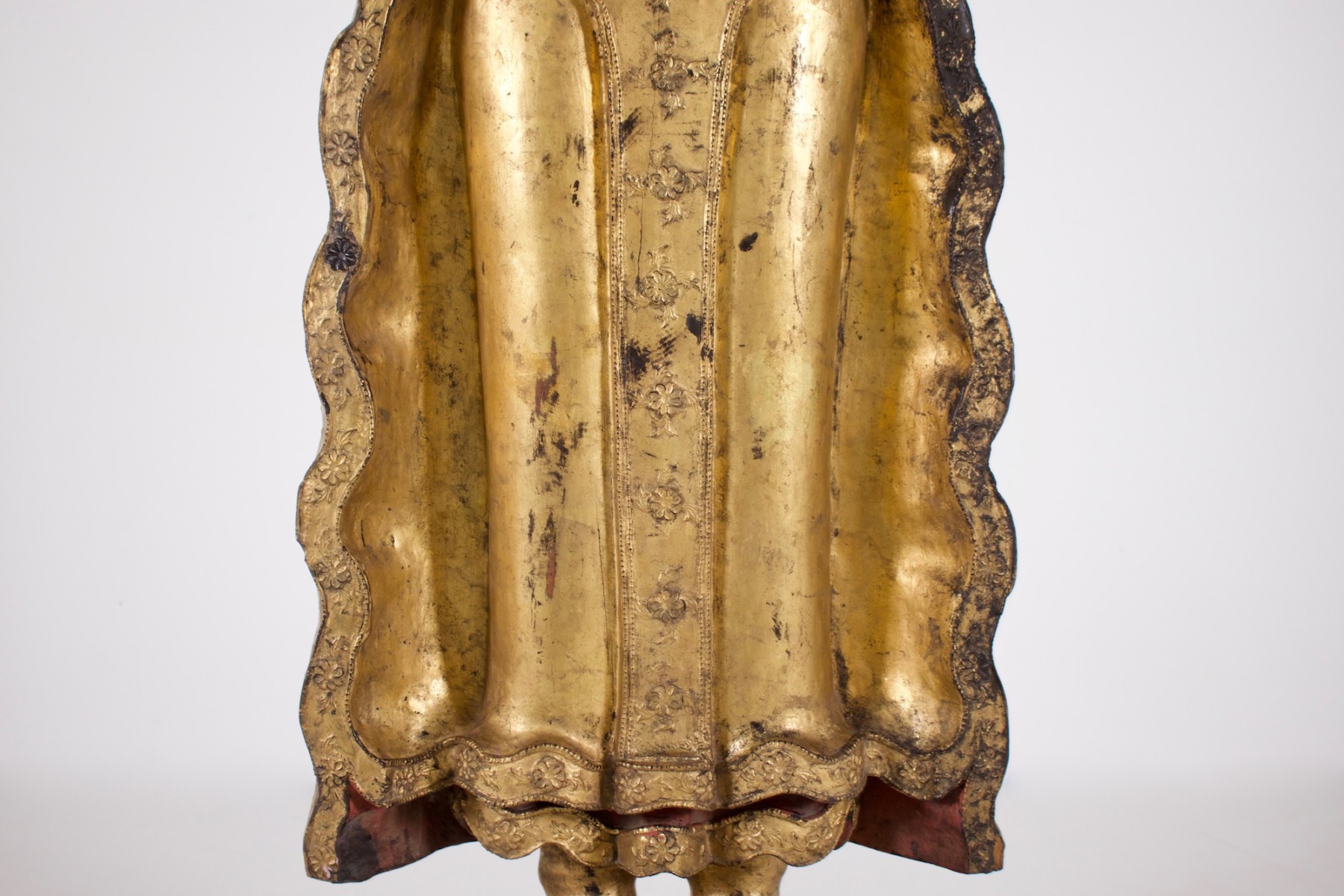 Ancien grand bouddha debout du Myanmar en bois doré de la collection Claude de Marteau , gros plan sur détail de la robe monastique.