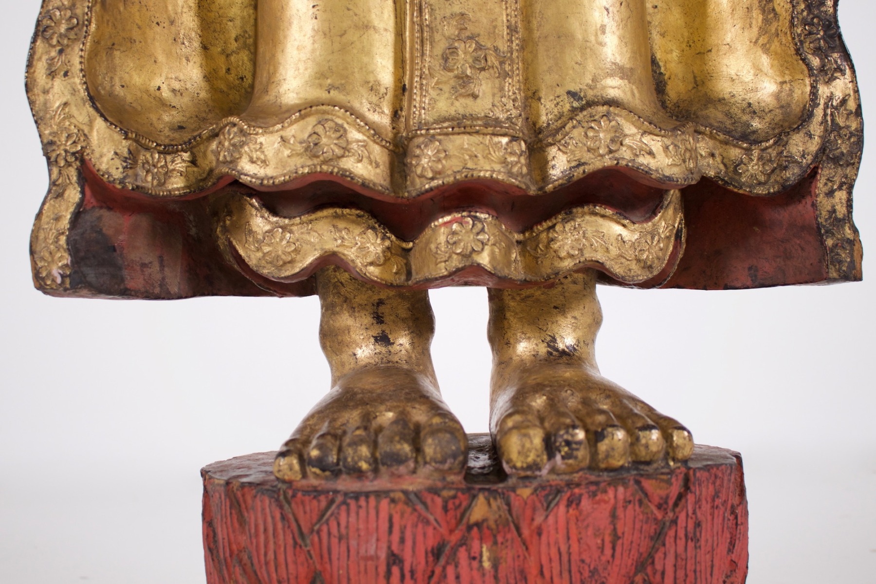 Ancien grand bouddha debout du Myanmar en bois doré de la collection Claude de Marteau vue des pieds et robe monastique