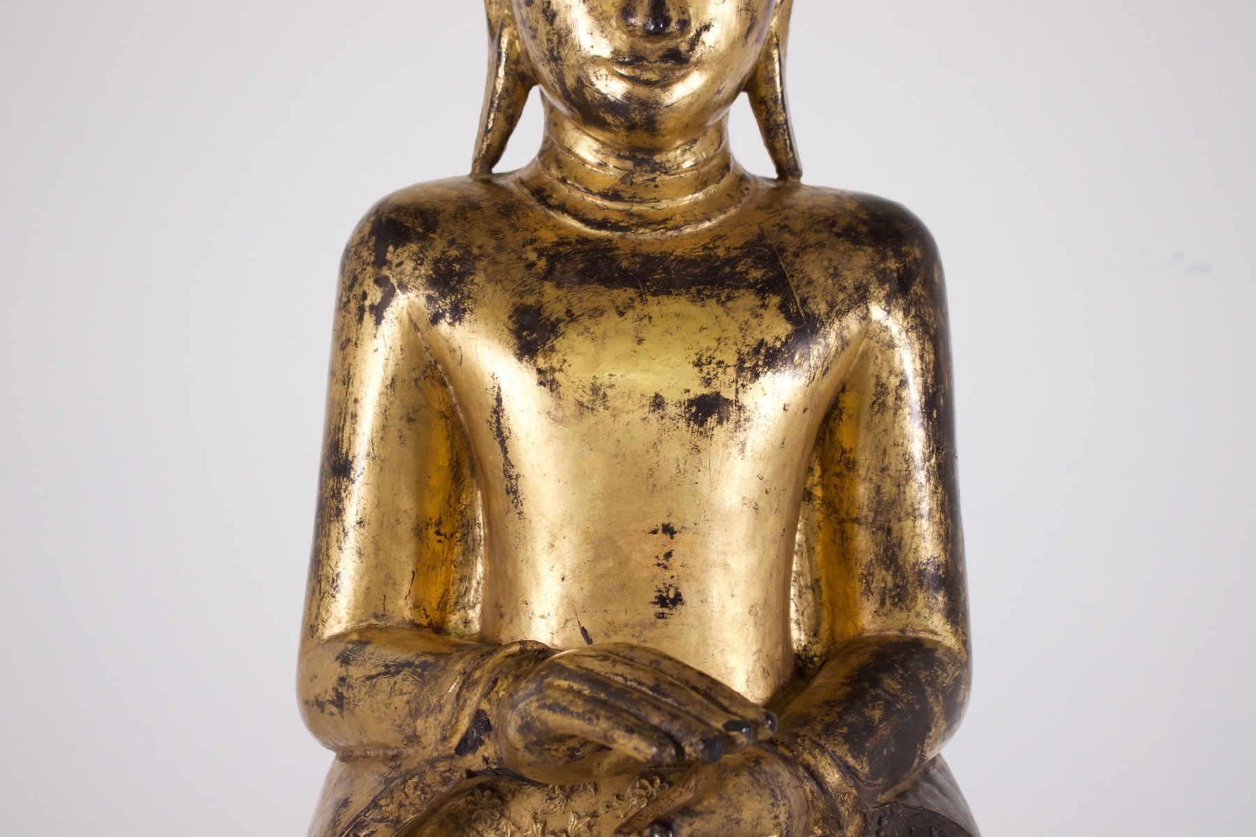 Gros plan sur le bsute d'un Ancien grand bouddha debout du Myanmar en bois doré de la collection Claude de Marteau