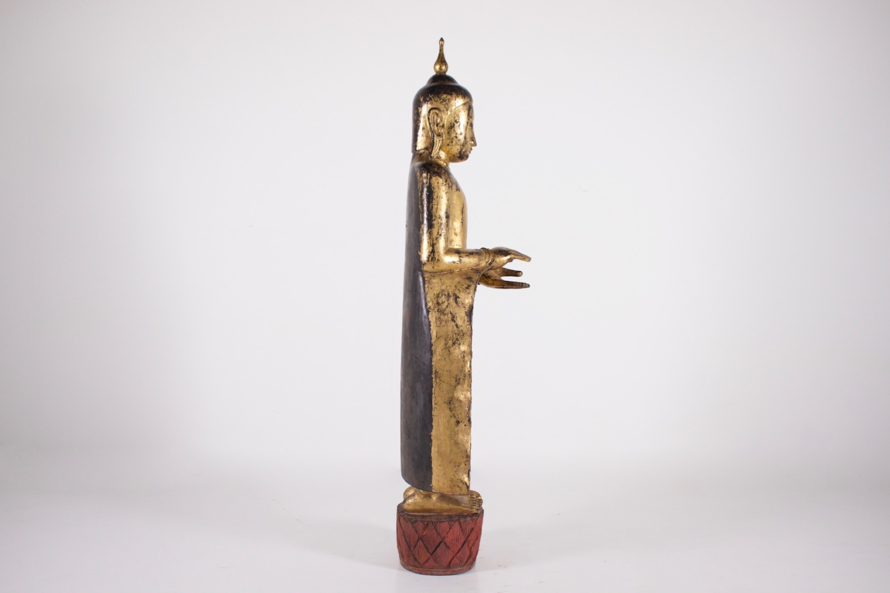 Ancien grand bouddha debout du Myanmar en bois doré de la collection Claude de Marteau vu de profil droit
