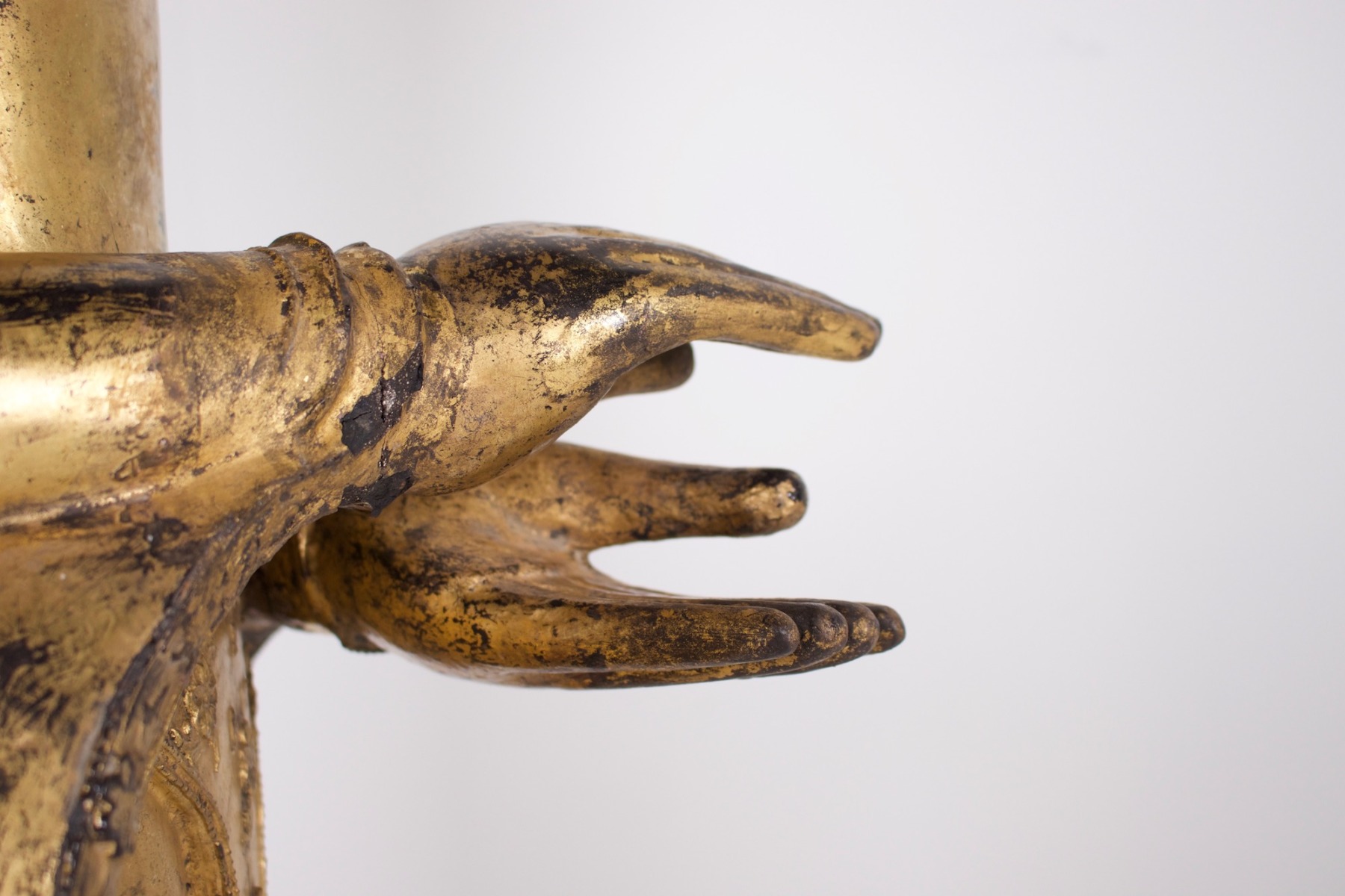 Mains d'Ancien grand bouddha debout du Myanmar en bois doré de la collection Claude de Marteau vu