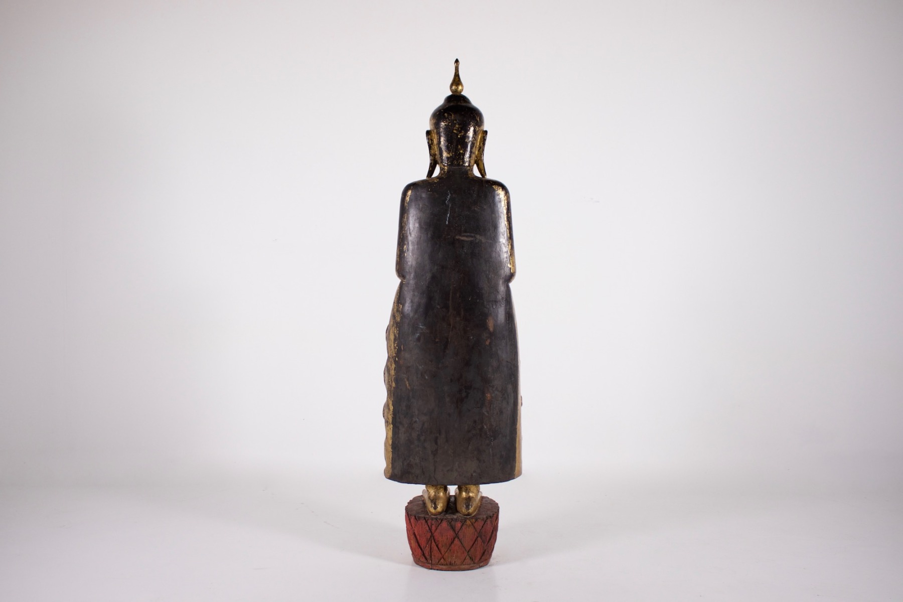 Ancien grand bouddha debout du Myanmar en bois doré de la collection Claude de Marteau vu de dos